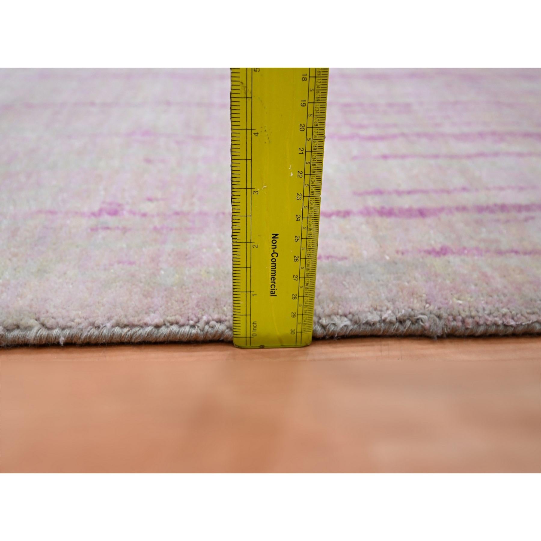 Handgeknüpfter, vertikaler, Ombre-Design-Teppich aus natürlicher Wolle in Rosa mit rosa Farbtönen 9'2