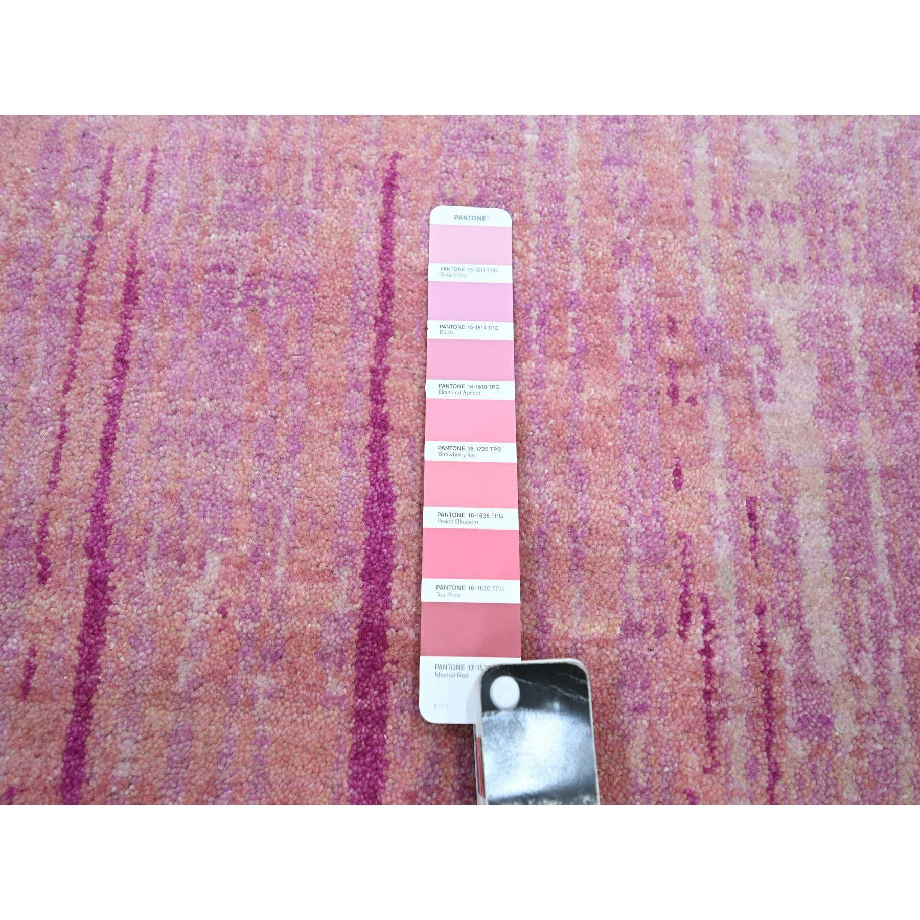 Handgeknüpfter, vertikaler, Ombre-Design-Teppich aus natürlicher Wolle in Rosa mit rosa Farbtönen 9'2