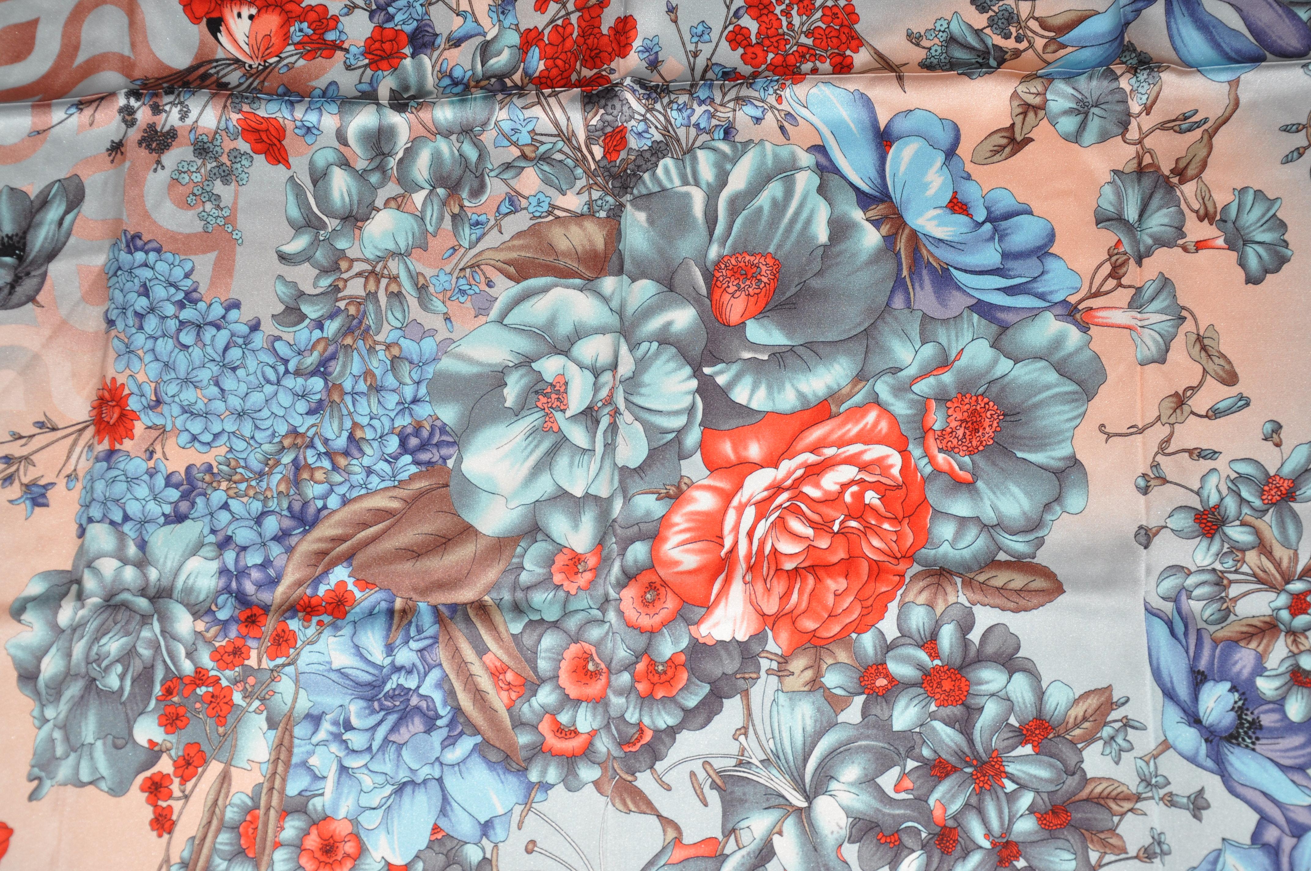 Gris Écharpe en soie « Asian Florals » gris acier en vente