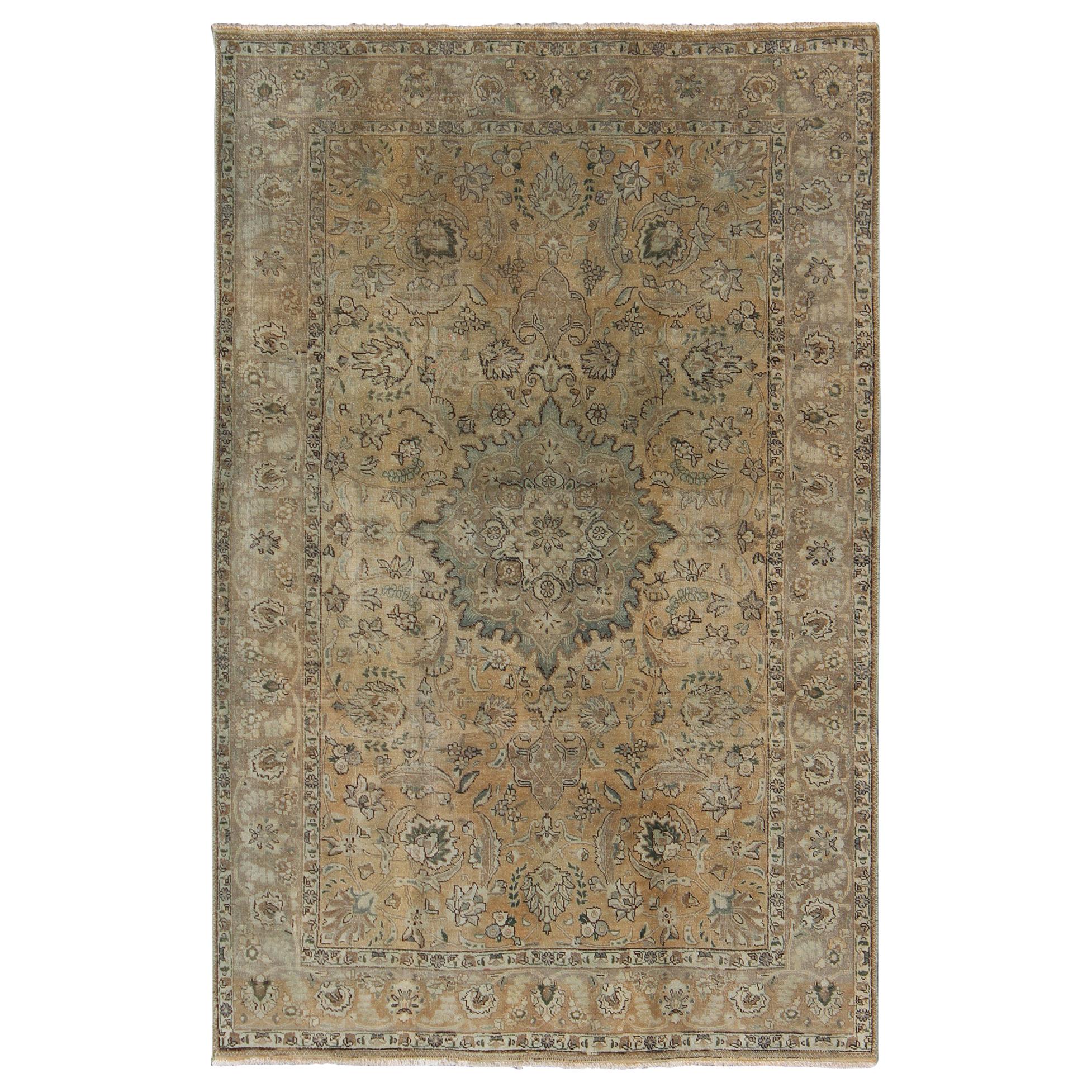 Tan:: Taupe:: Creme und Vintage Persischer Tabriz Teppich mit Medaillon Design