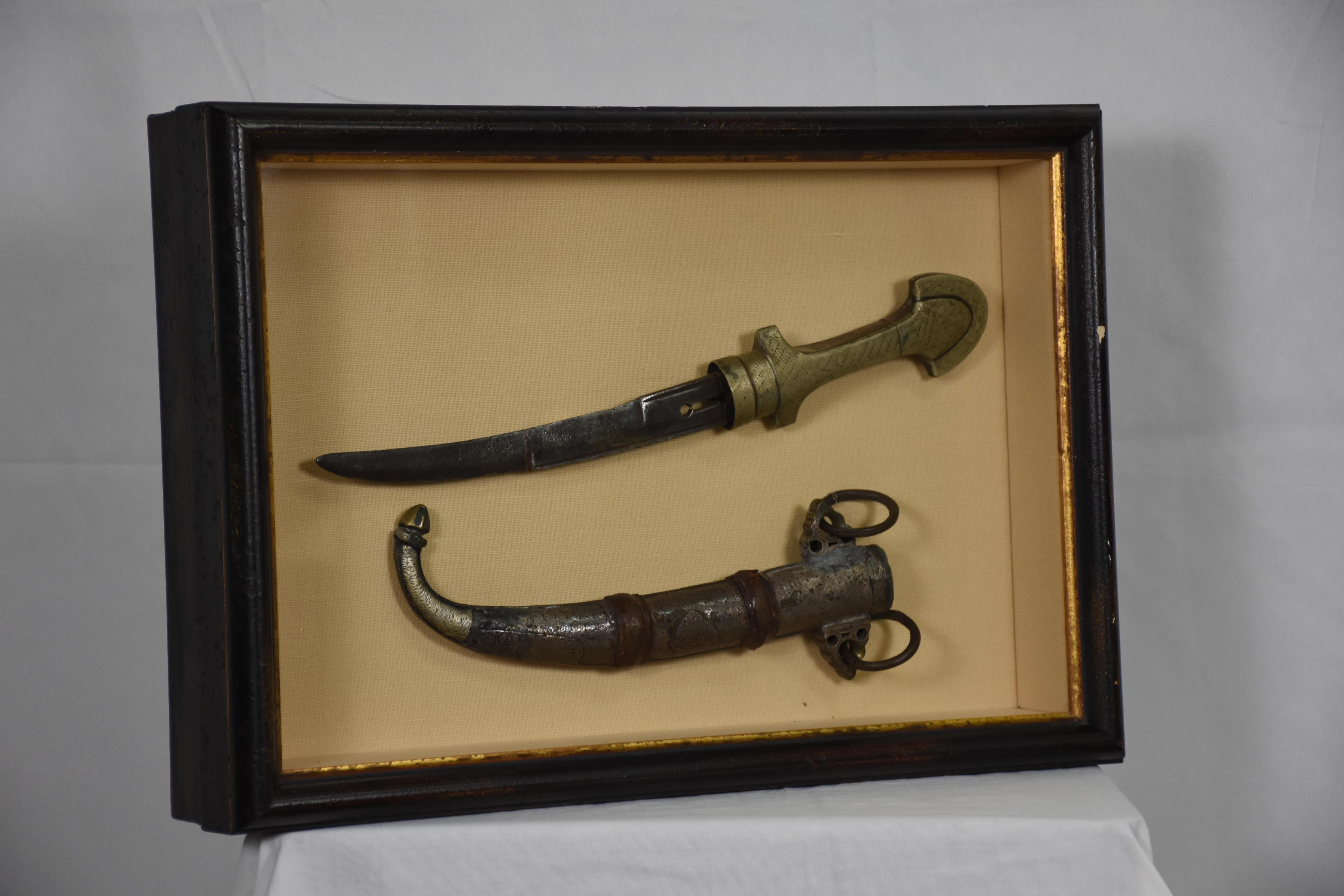 Shadow Box Dague et fourreau marocains anciens
Une présentation exquise de l'artisanat marocain, cette dague antique et son fourreau sont élégamment montés dans une boîte d'ombre personnalisée, transformant une arme traditionnelle en une œuvre d'art