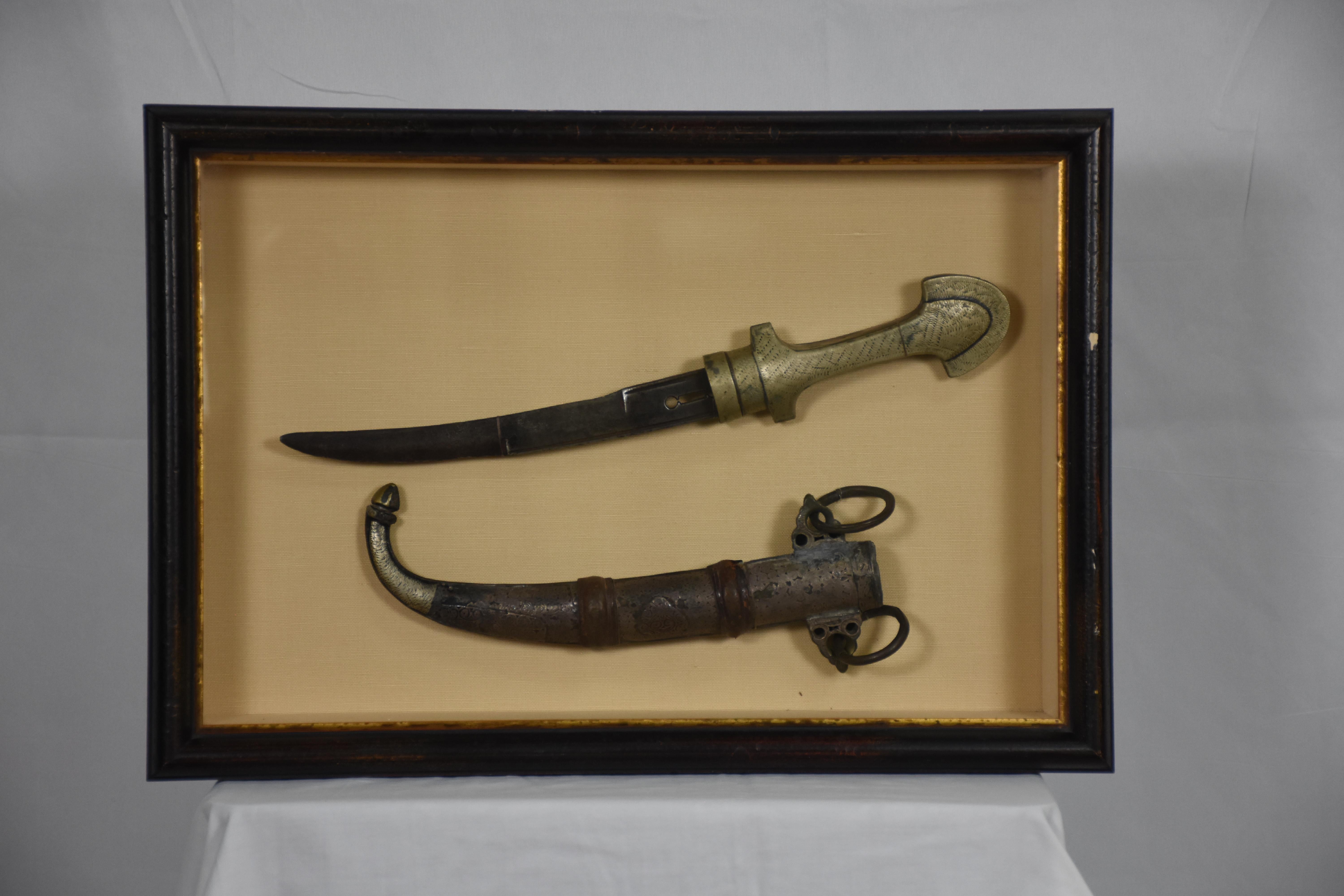 Moderne Shadow Box Dague et fourreau marocains anciens en vente