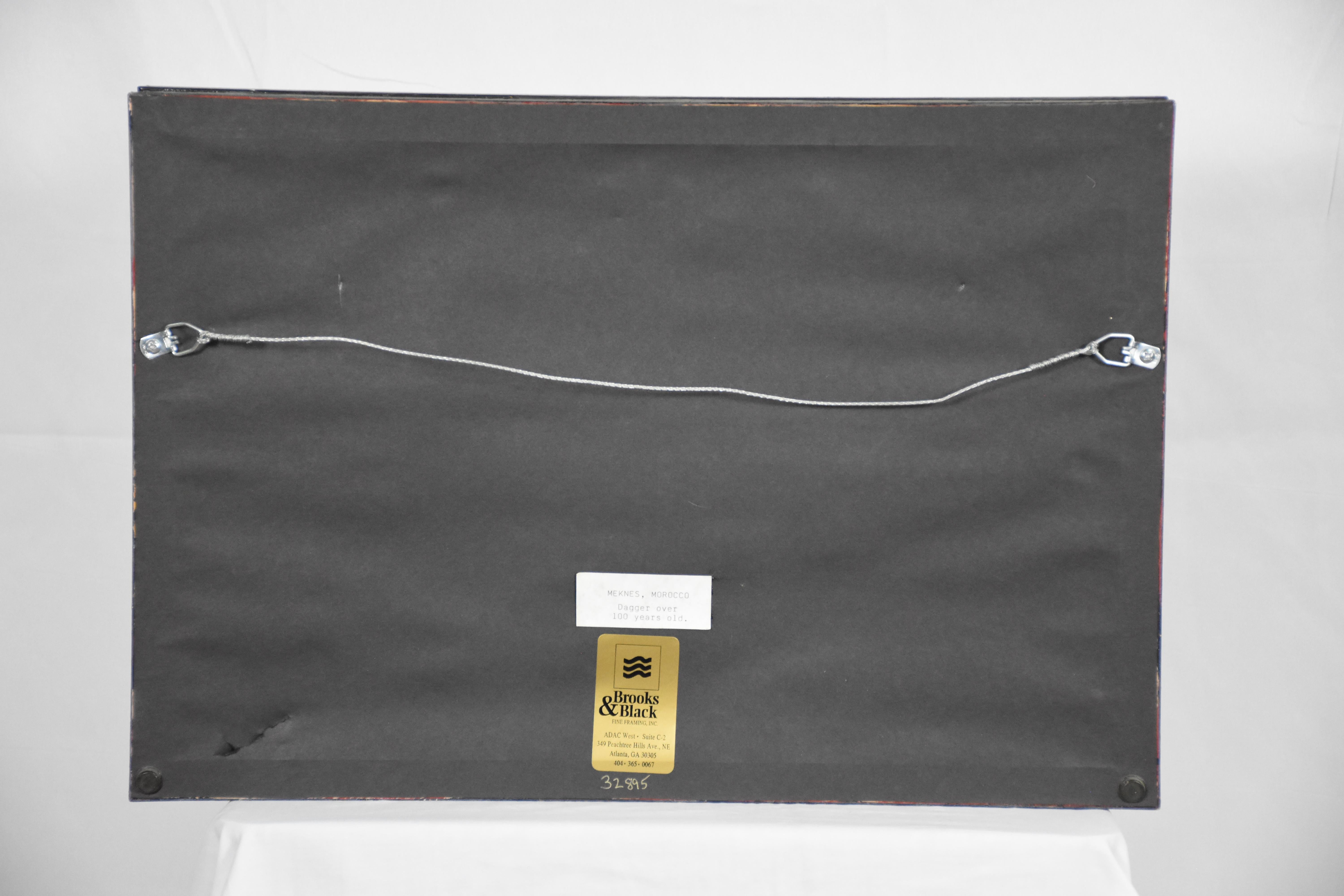 Shadow Box Dague et fourreau marocains anciens Bon état - En vente à New York, NY