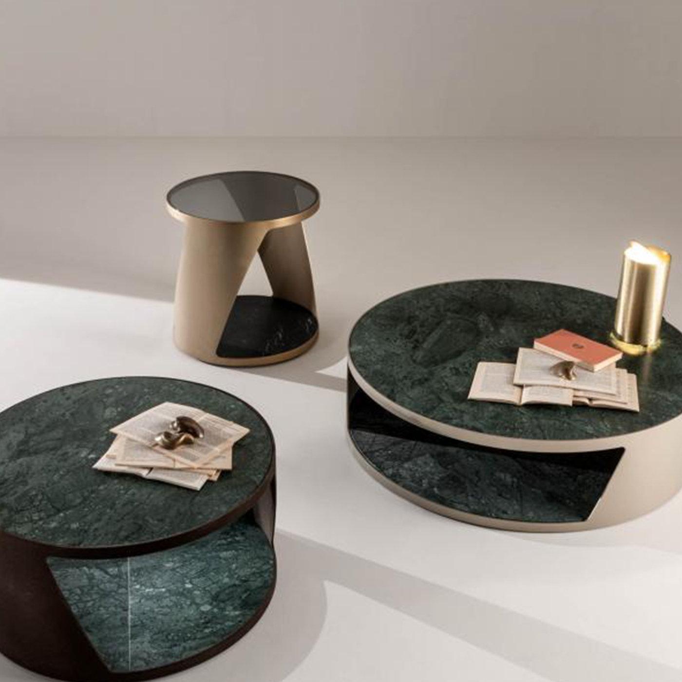 The Shadow project offers three tables with varying dimensions and heights that exude style and elegance. With a structure in lacquered metal and support surfaces in a choice of marbles and glasses from the collection, this version of the Shadow