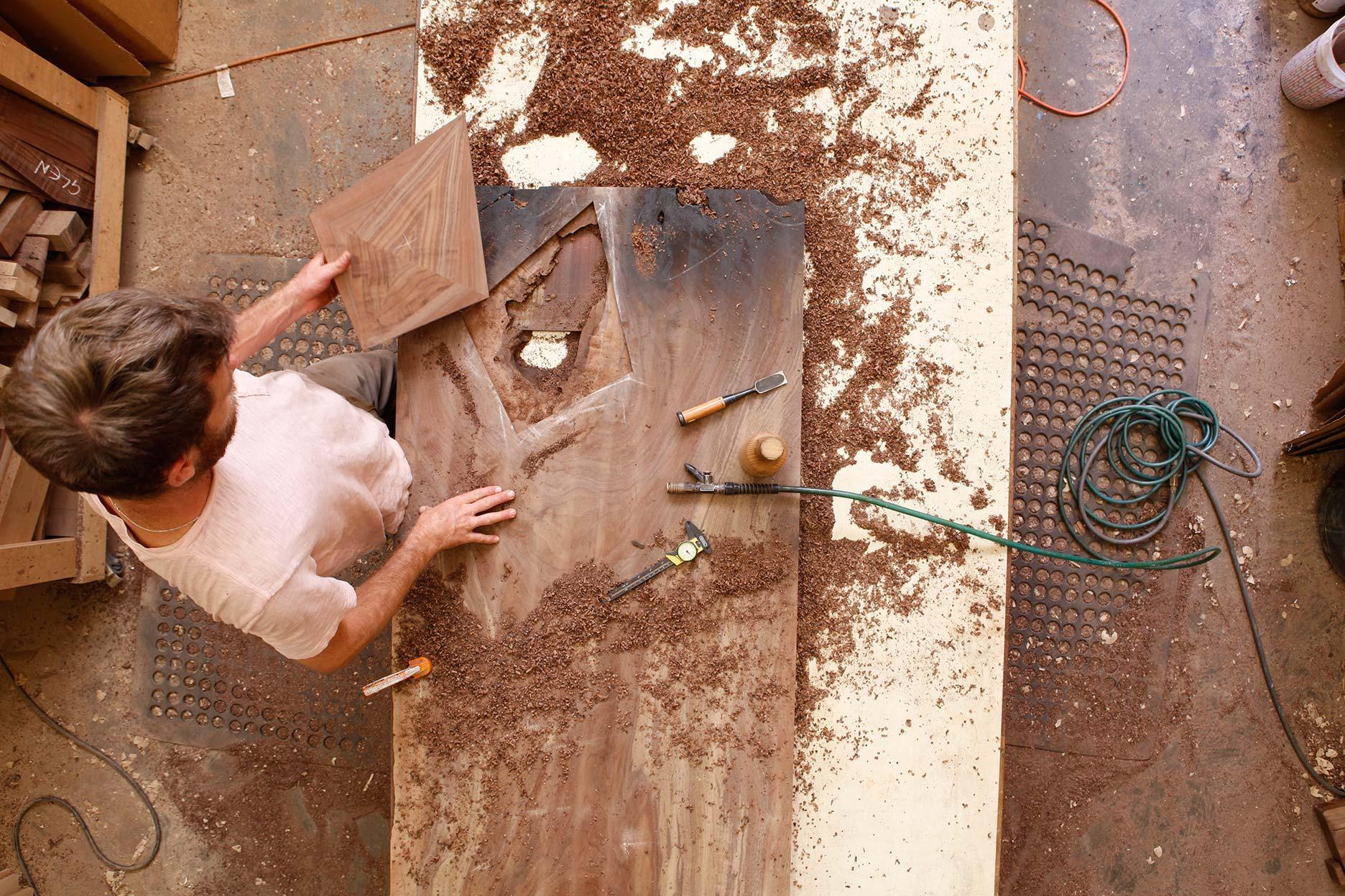 Die zeitlose Schönheit von Holz, verpackt in einem modernen Format. Wir stellen den SHADOW Couchtisch vor.

Dieses Stück ist ein wunderbares Beispiel für die Designphilosophie von Studio Roeper: den einzigartigen Charakter jeder Holzplatte