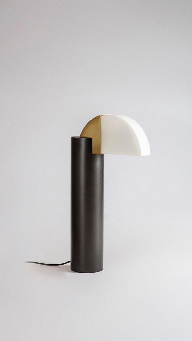 Lampe de table carrée en cercle
Dimensions : D 5 x L26,5 x H47 cm
MATERIAL : Métal gris brossé/ laiton brossé/ verre dépoli blanc.
Autres finitions disponibles.

Cette lampe à poser s'inspire du tableau Segments de Laszlo Moholy-Nagy, dans lequel