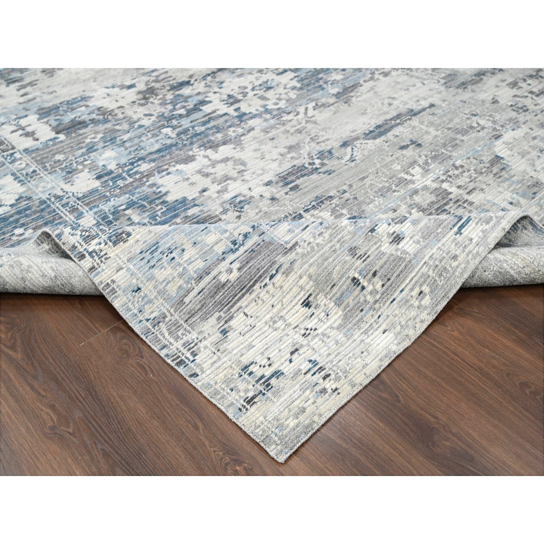 Handgeknüpfter, unbefärbter Nepali- Orientalischer Teppich aus Wolle in Schattenweiß mit blauem, weichem Flor (21. Jahrhundert und zeitgenössisch) im Angebot