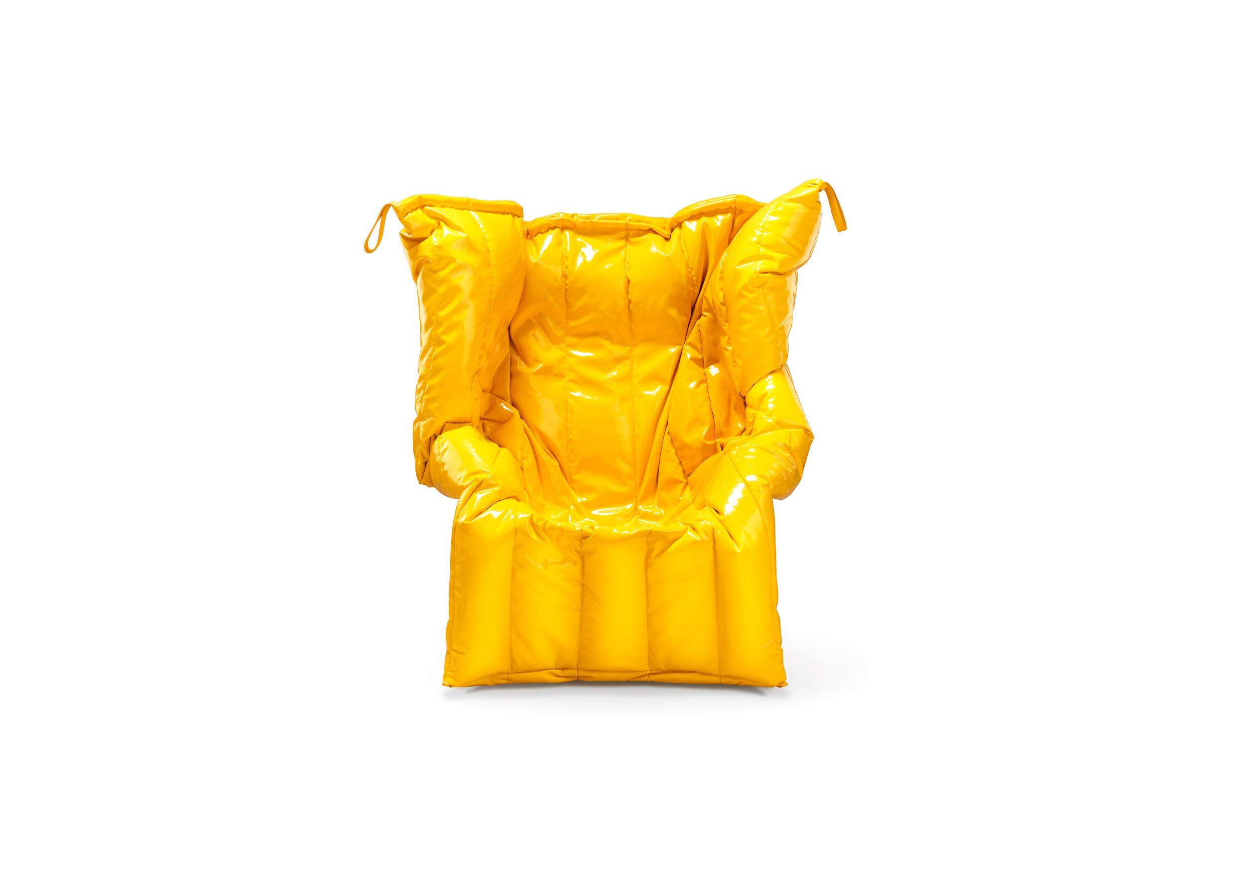Le fauteuil Shadow de Gaetano Pesce par Meritalia est sans moisissure. C'est le résultat d'un processus de fabrication développé et perfectionné par Meritalia : le fauteuil est façonné par l'injection de mousse de polyuréthane, se dilatant et se