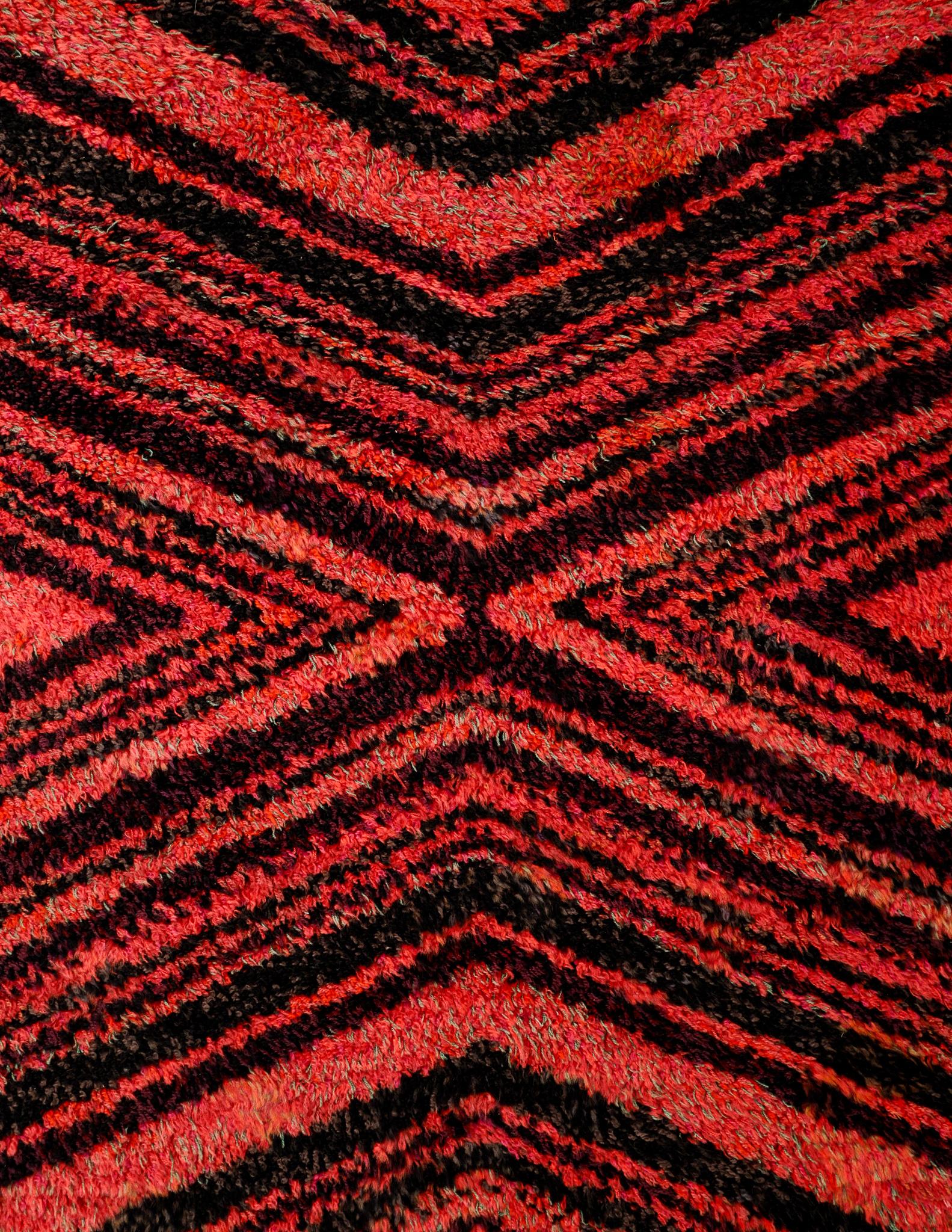 Mid-Century Modern Tapis en laine rouge Shaggy de Barbro Nilsson pour Märta Måås-Fjetterström MMF, Suède en vente