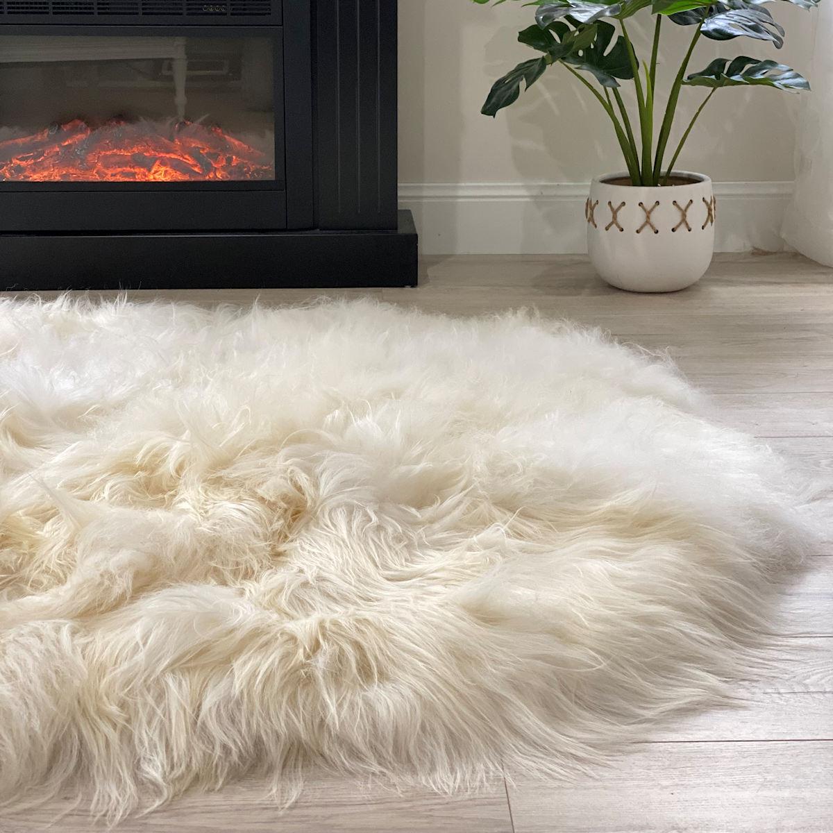 Genießen Sie die üppige und gemütliche Textur dieses ovalen Zottelteppichs, der Ihr Zuhause mit dem natürlichen Luxus eines echten Schaffells bereichert. Dieser isländische Schafsfellteppich ist der perfekte Akzent, um einem Interieur Charme und