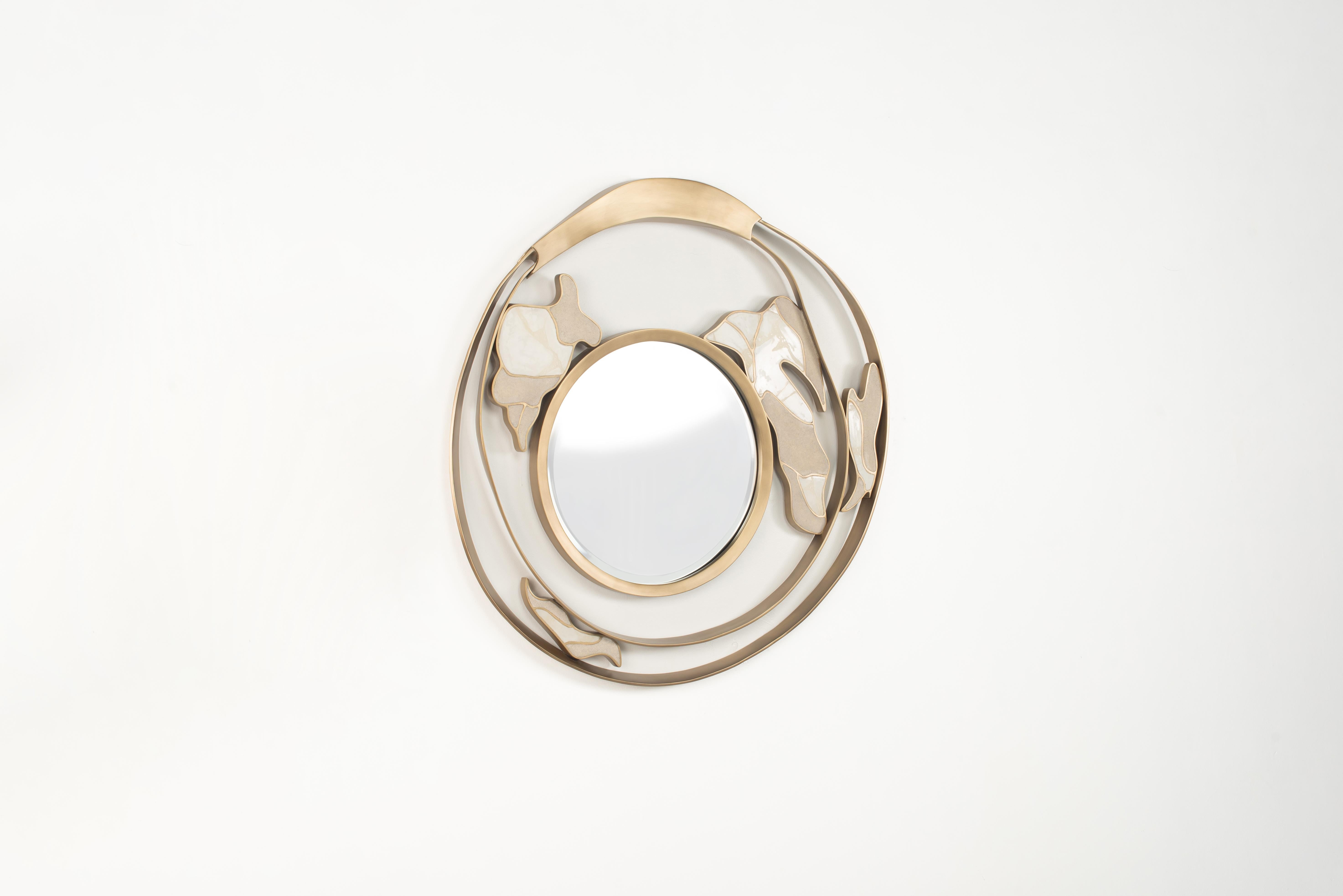 Espejo de piel de zapa y latón con pátina de bronce by R & Y Augousti en venta 9