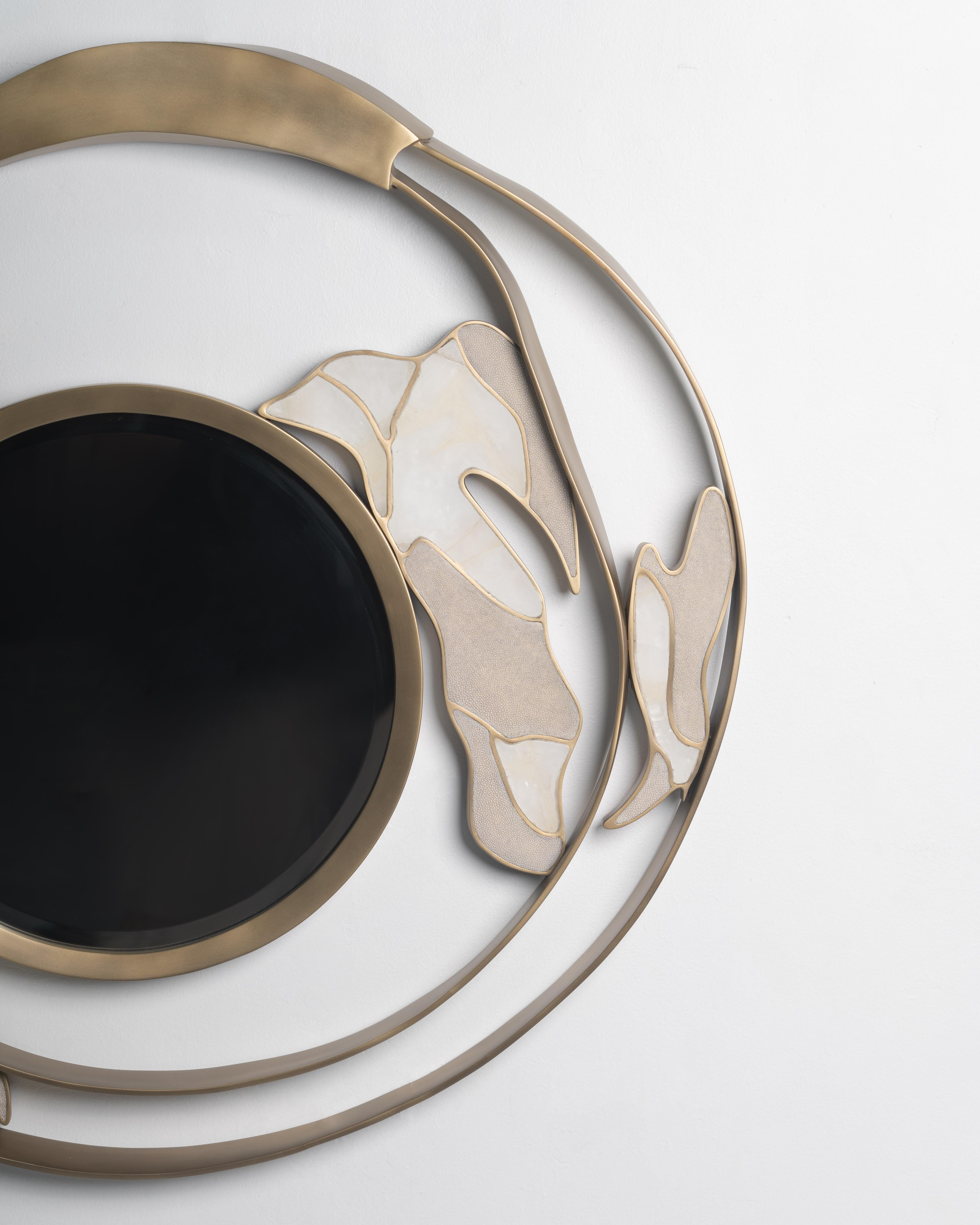 Intarsio Specchio in ottone con zigrino e patina di bronzo di R&Y Augousti in vendita