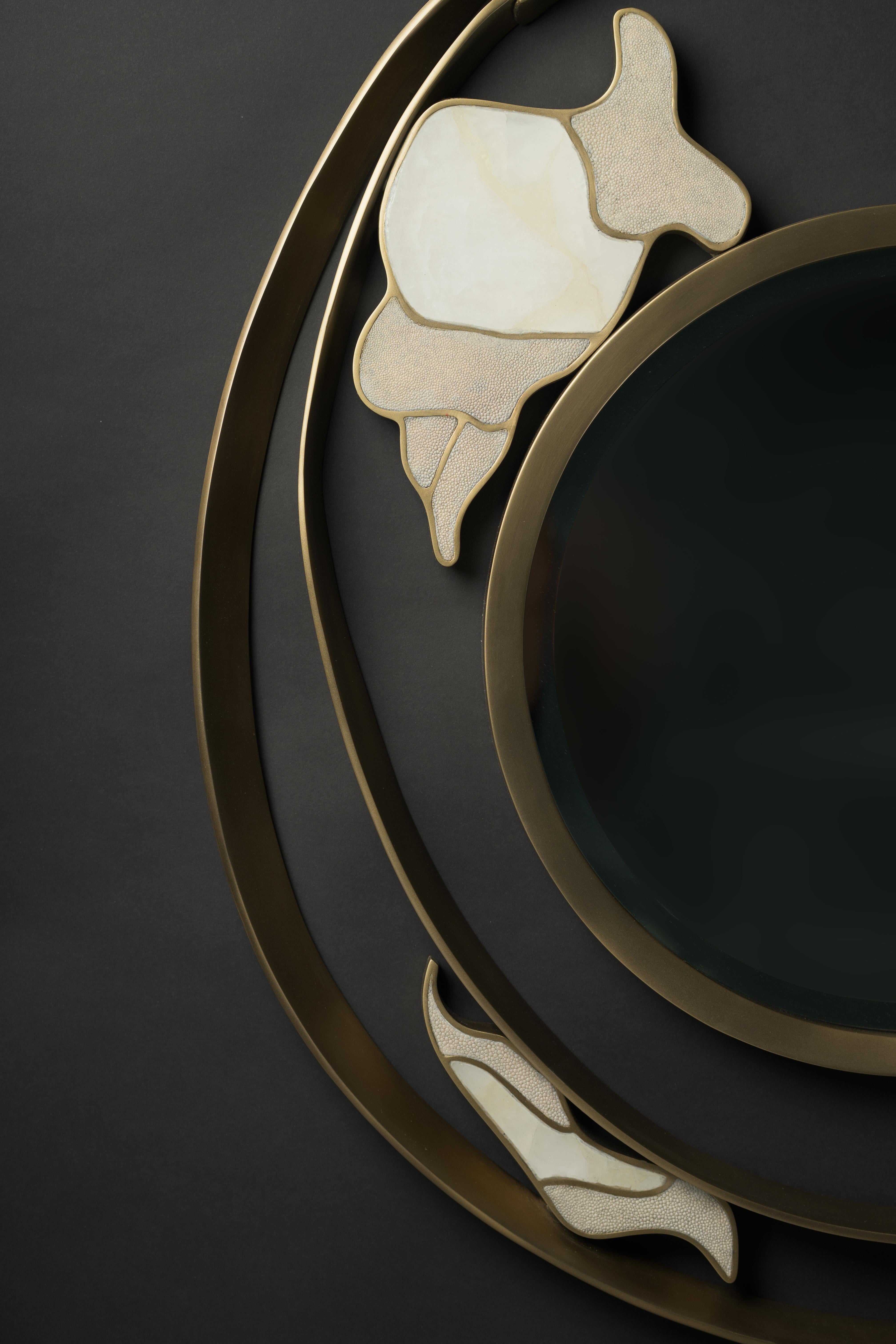 XXI secolo e contemporaneo Specchio in ottone con zigrino e patina di bronzo di R&Y Augousti in vendita