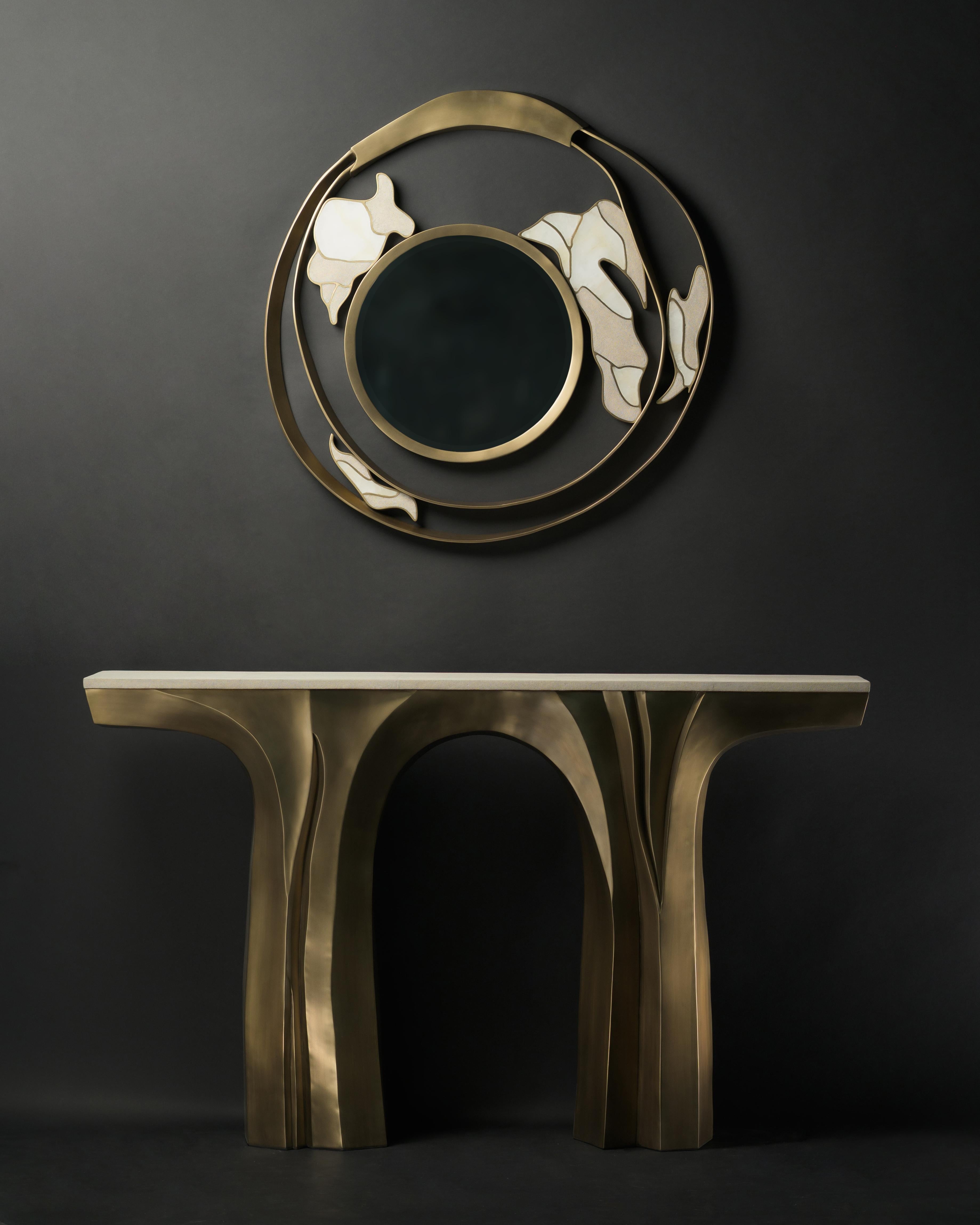 Espejo de piel de zapa y latón con pátina de bronce by R & Y Augousti en venta 1