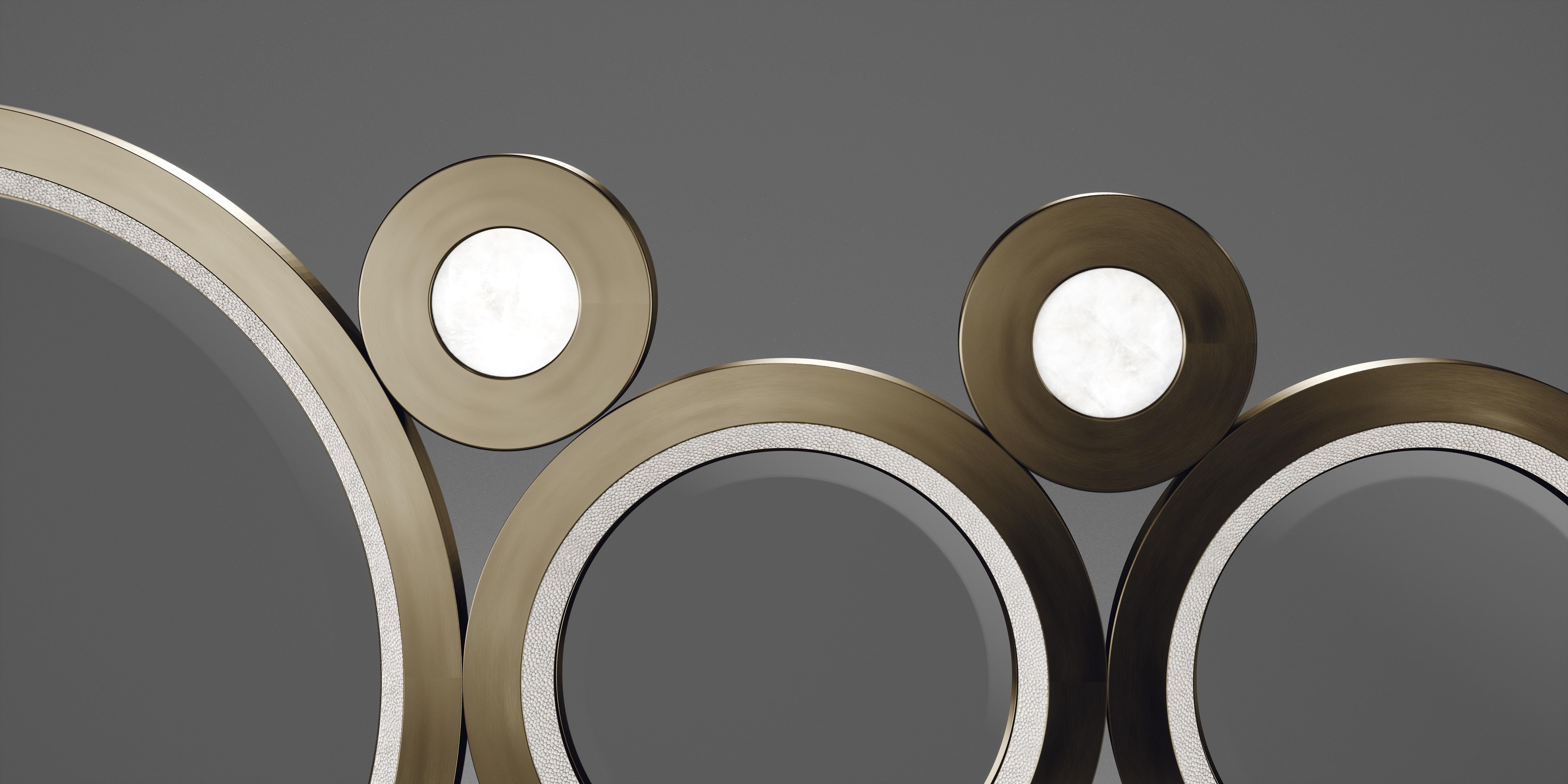 Art Déco Specchio in zigrino e quarzo con cornice in ottone patinato bronzo di R & Y Augousti in vendita