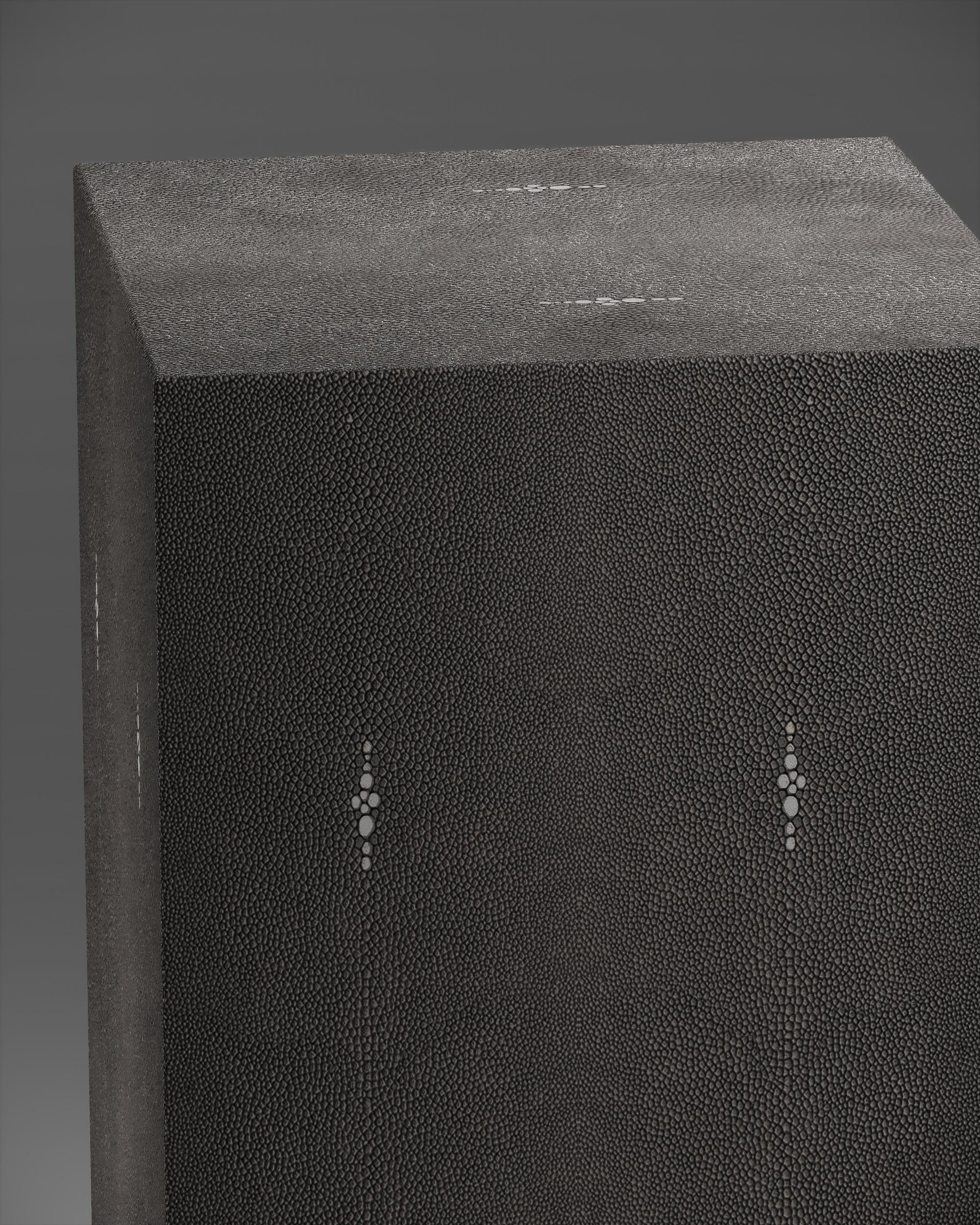 Ensemble de colonnes en galuchat et coquillages avec sculptures en laiton de R&Y Augousti en vente 2