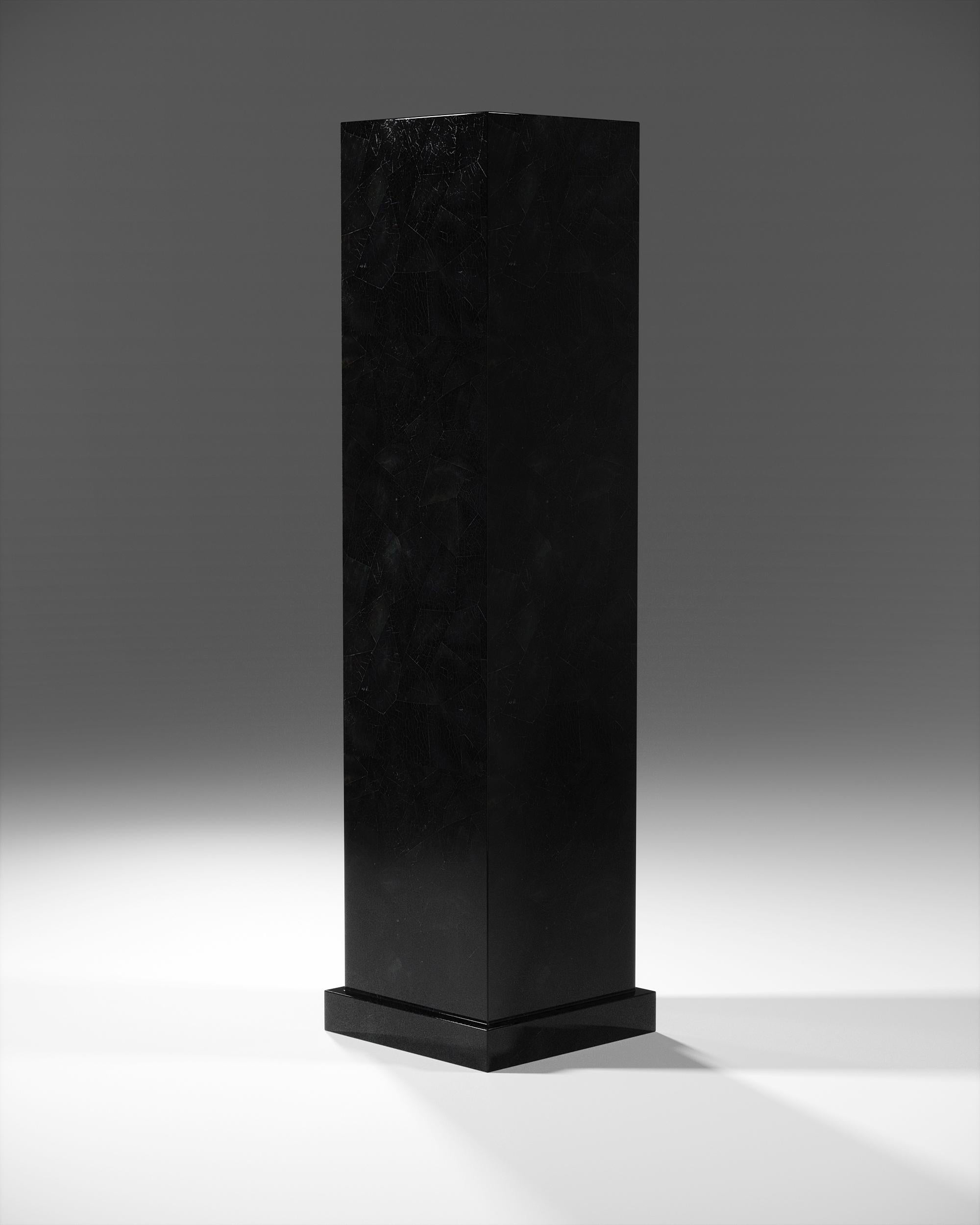 Ensemble de colonnes en galuchat et coquillages avec sculptures en laiton de R&Y Augousti en vente 3