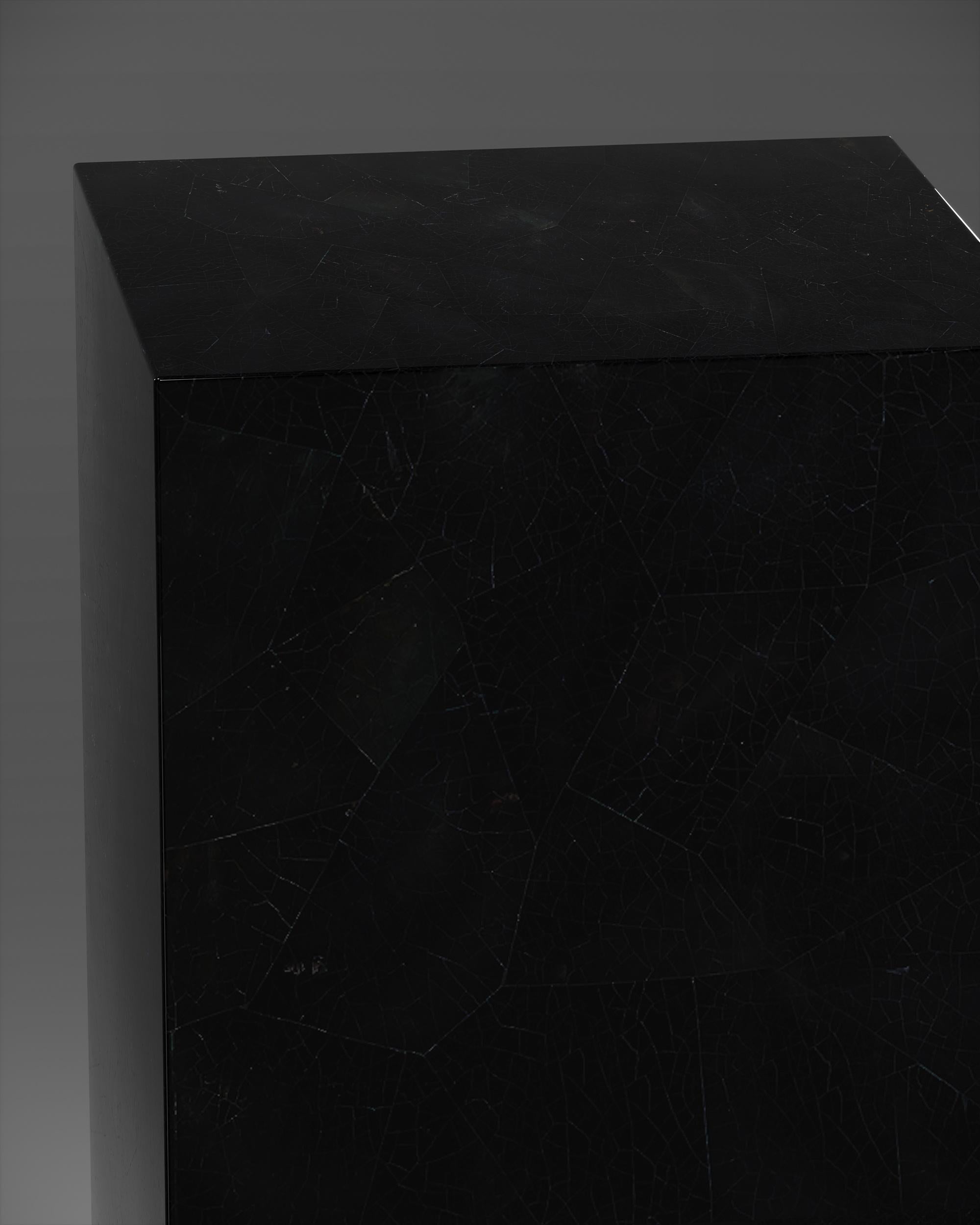 Ensemble de colonnes en galuchat et coquillages avec sculptures en laiton de R&Y Augousti en vente 4