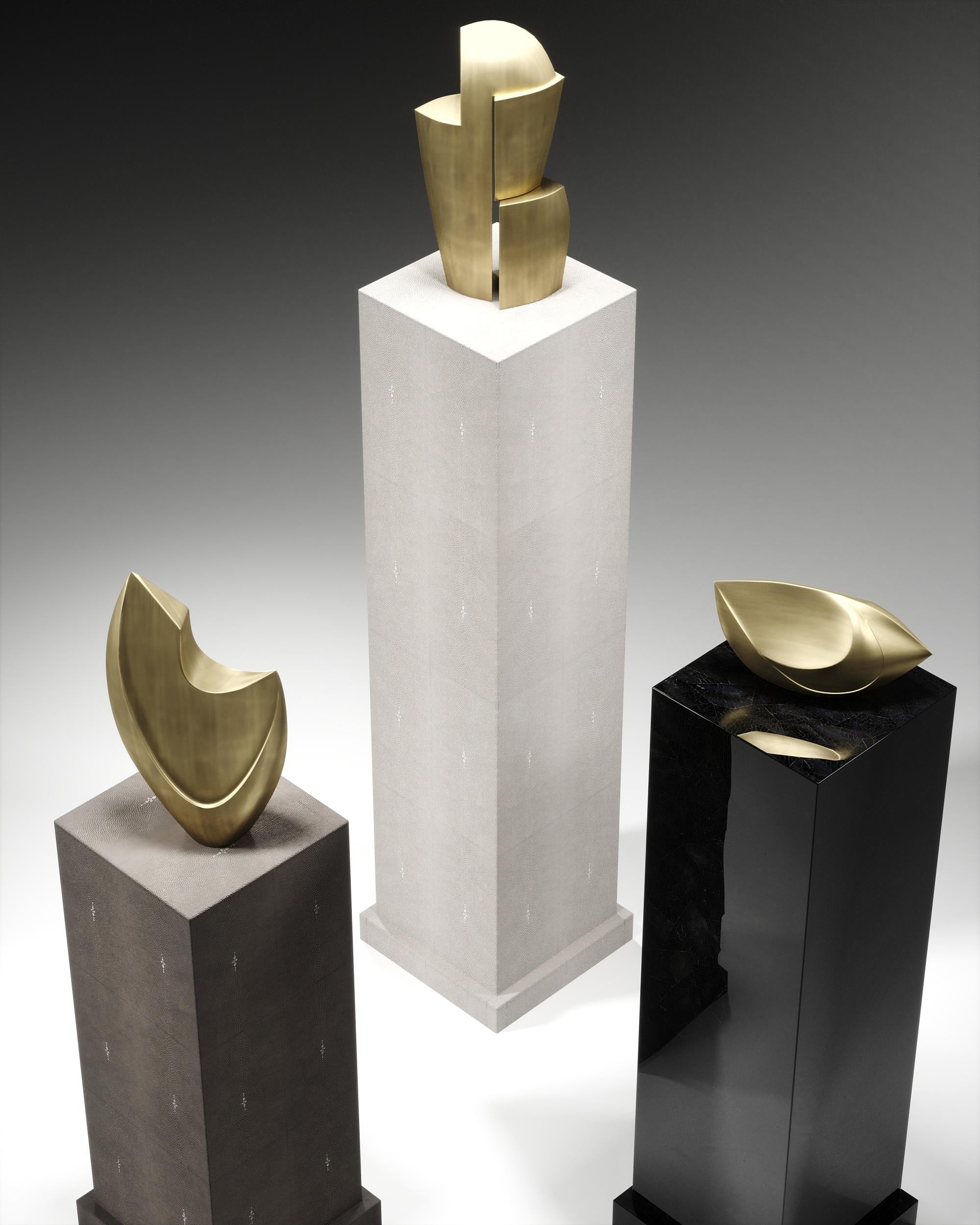 Philippin Ensemble de colonnes en galuchat et coquillages avec sculptures en laiton de R&Y Augousti en vente