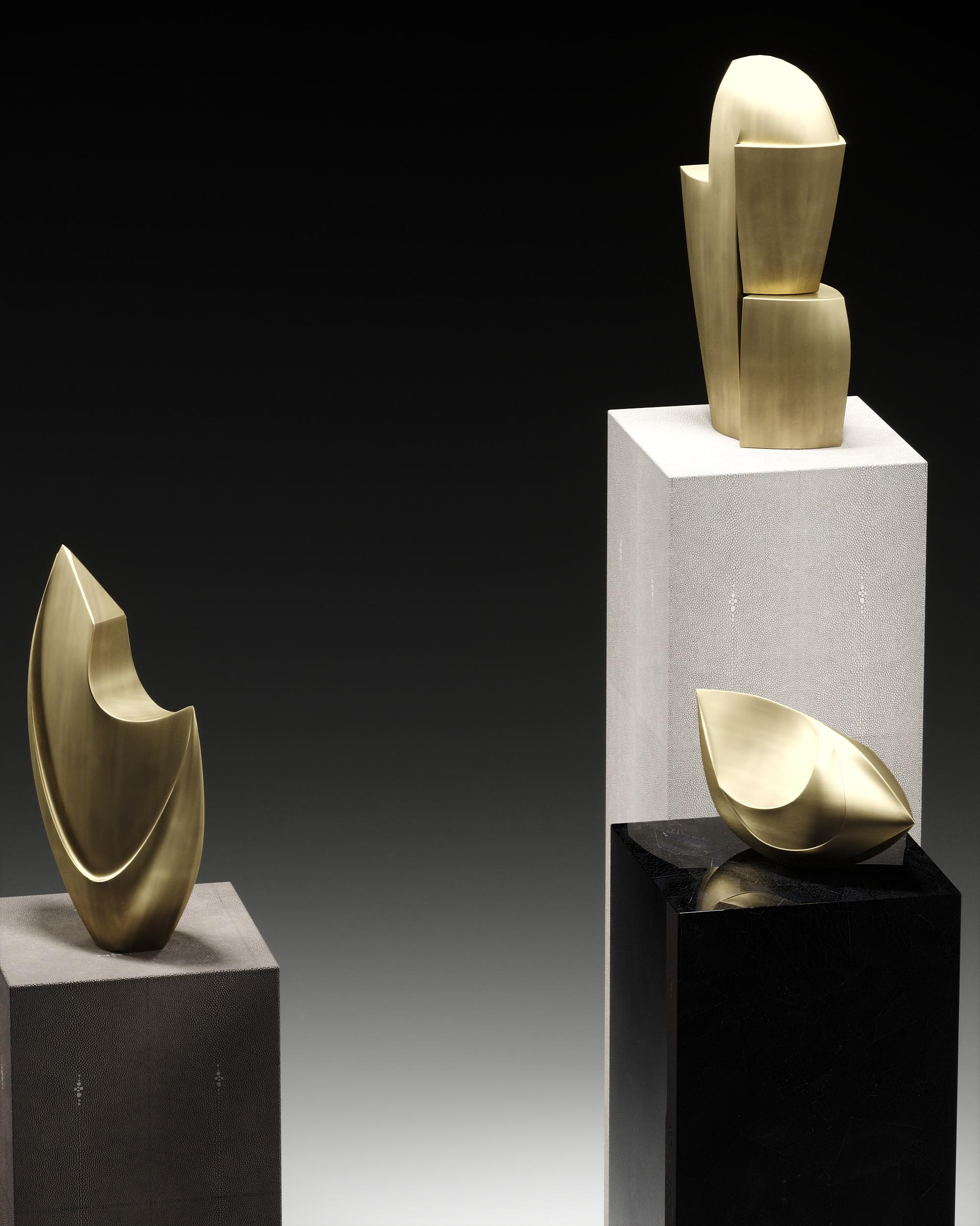 Incrusté Ensemble de colonnes en galuchat et coquillages avec sculptures en laiton de R&Y Augousti en vente