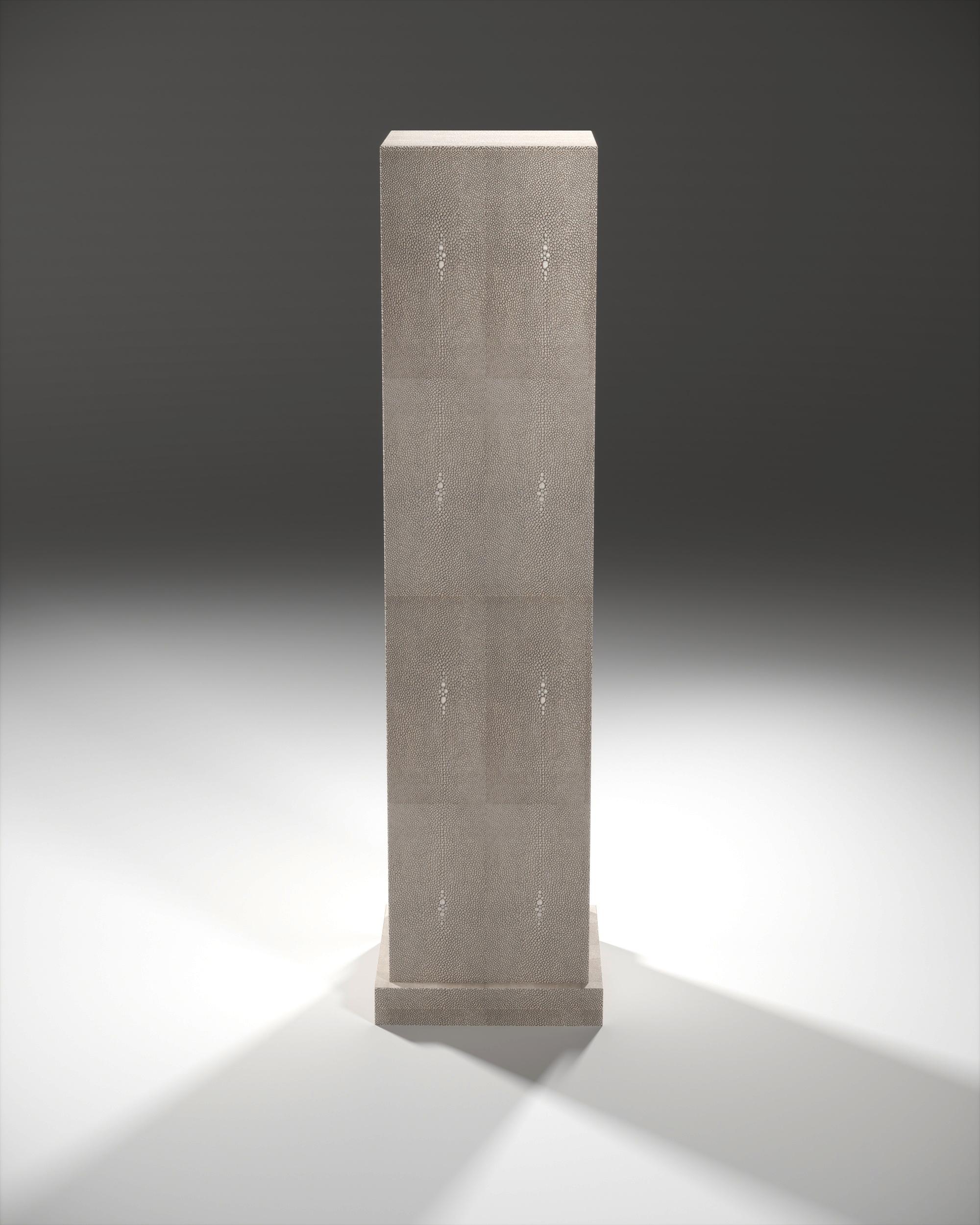 XXIe siècle et contemporain Ensemble de colonnes en galuchat et coquillages avec sculptures en laiton de R&Y Augousti en vente