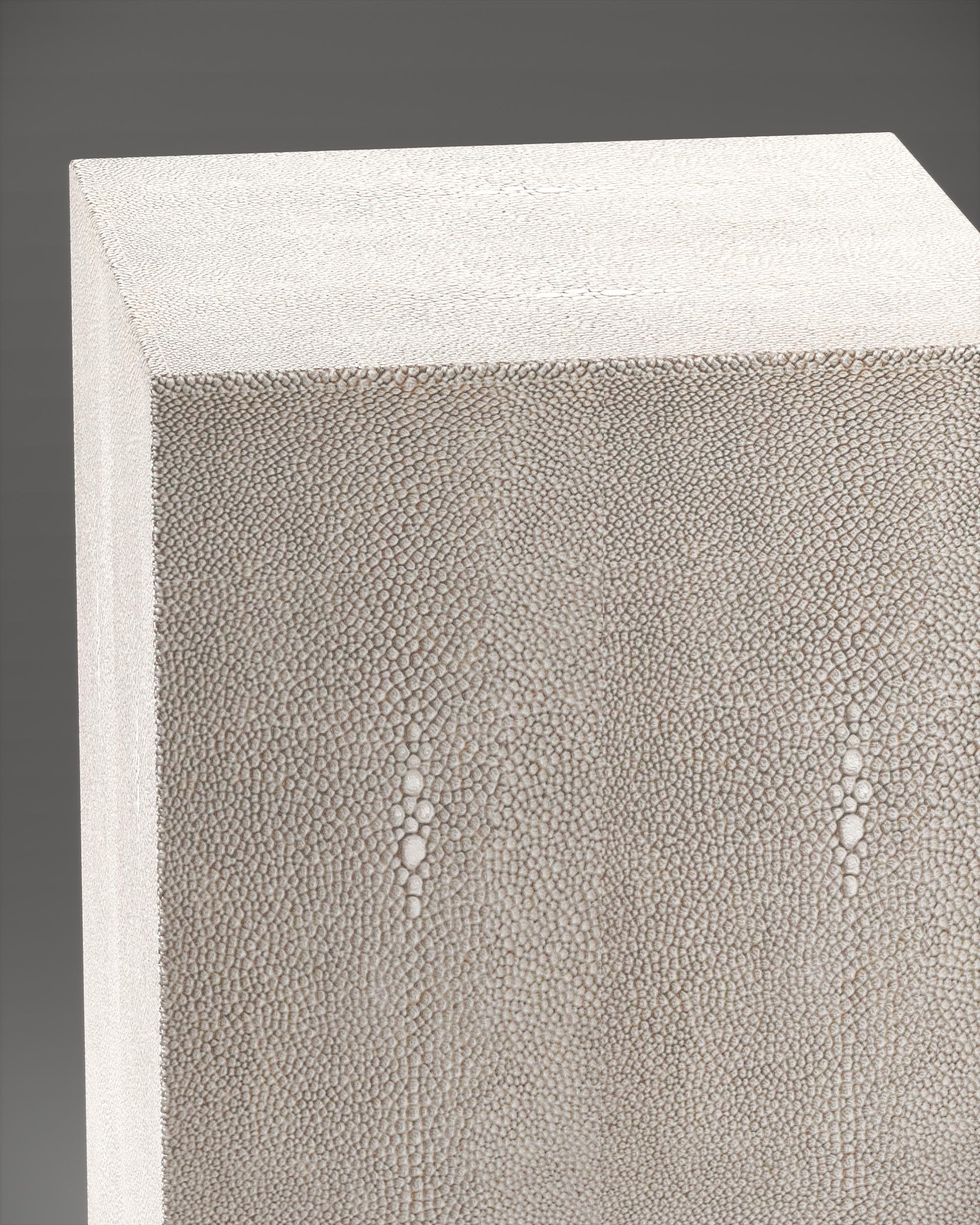 Laiton Ensemble de colonnes en galuchat et coquillages avec sculptures en laiton de R&Y Augousti en vente