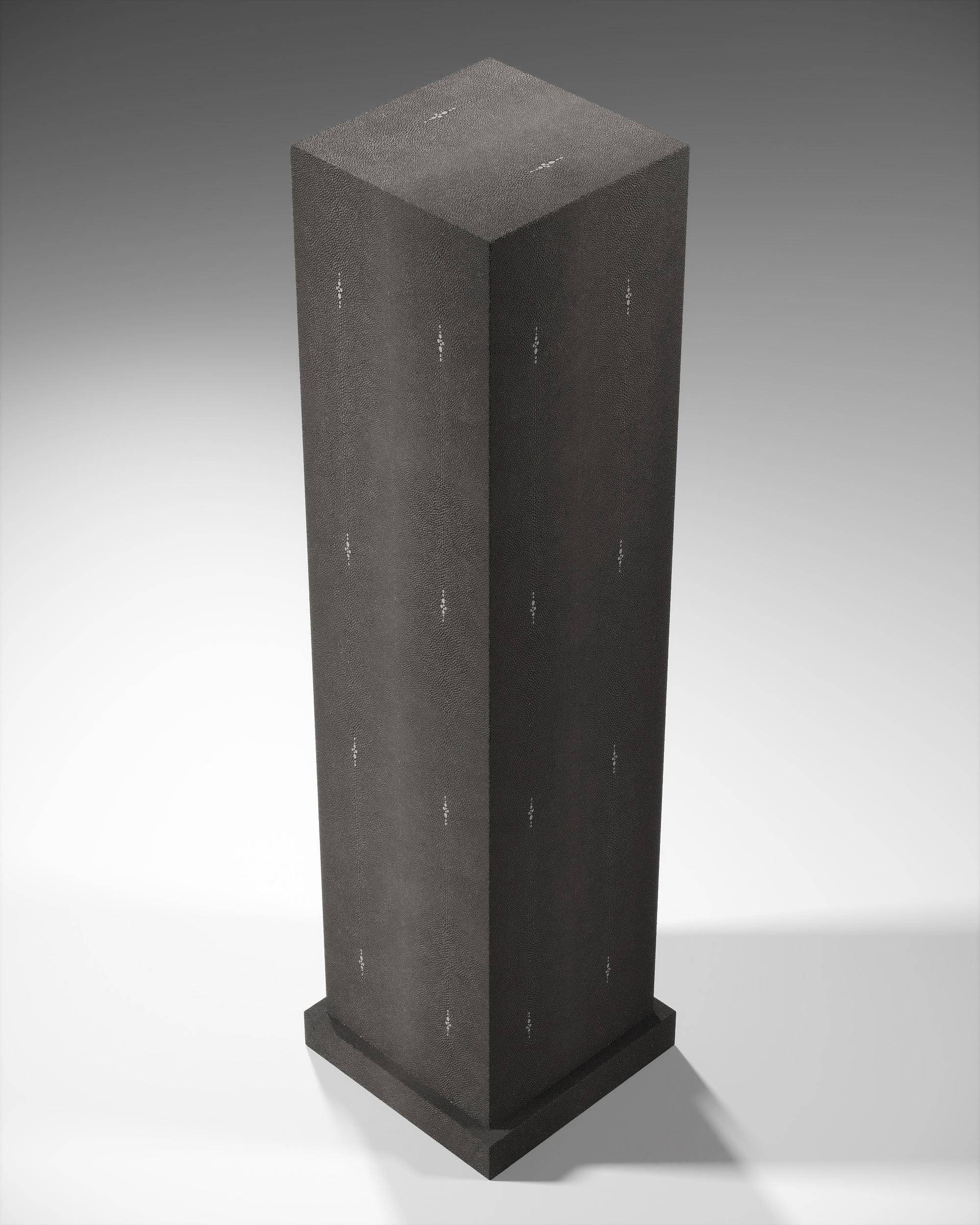 Ensemble de colonnes en galuchat et coquillages avec sculptures en laiton de R&Y Augousti en vente 1