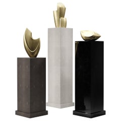 Shagreen and Shell Säulenset mit Messing-Skulpturen von R&Y Augousti