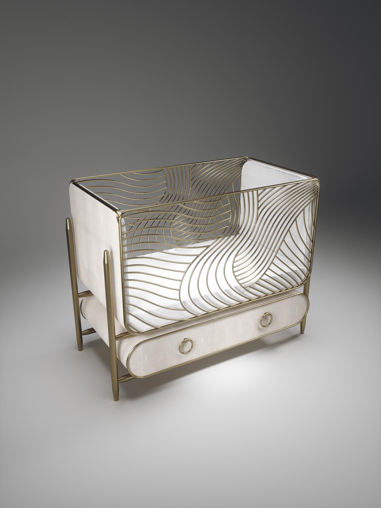 Cuna de bebé de piel de zapa con detalles de latón by Kifu Paris Art Decó en venta