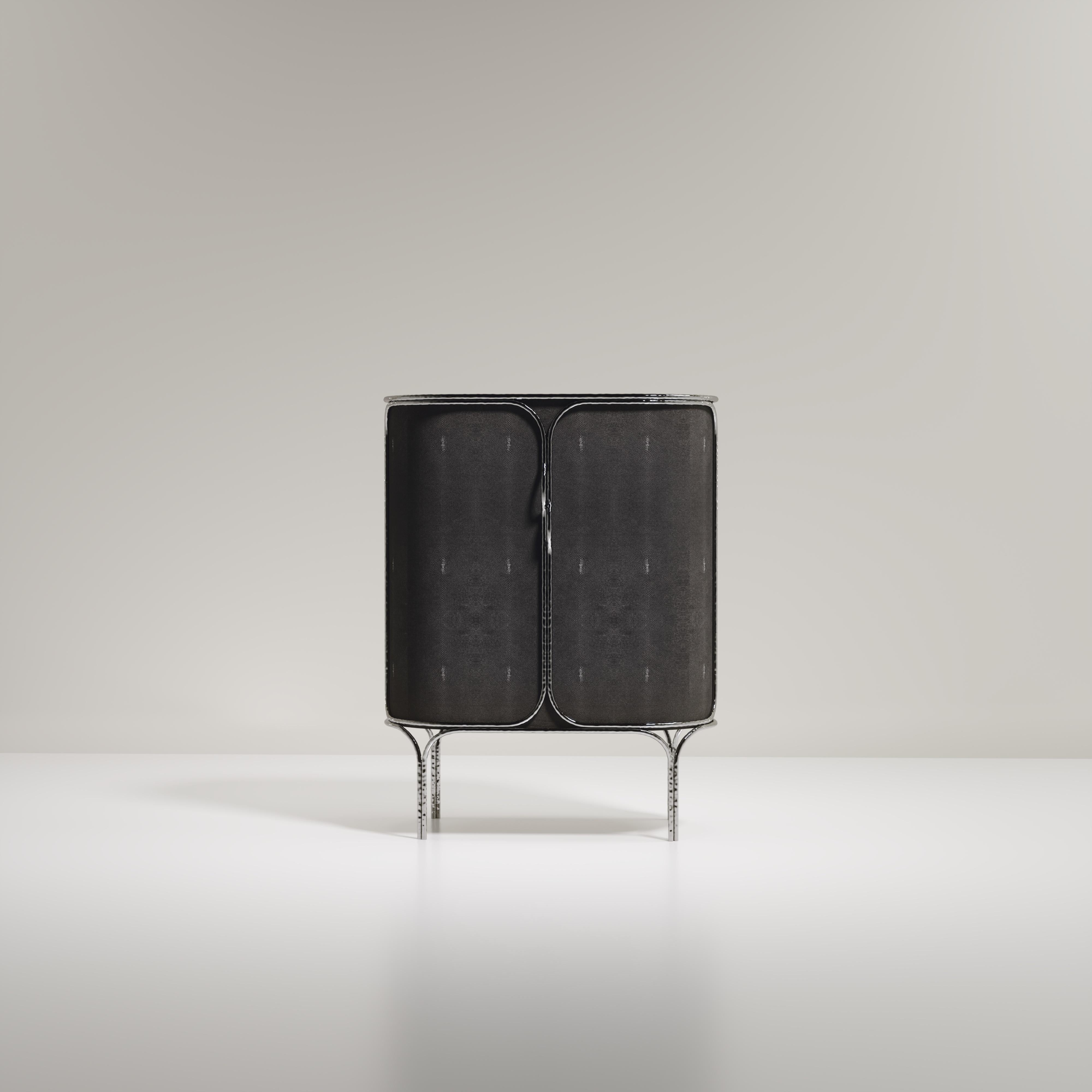 Le meuble bar Arianne de R&Y Augousti est une pièce unique. L'ensemble de la pièce est incrusté de galuchat noir de charbon, accentué par des détails complexes en acier inoxydable poli et chromé qui ont l'effet 