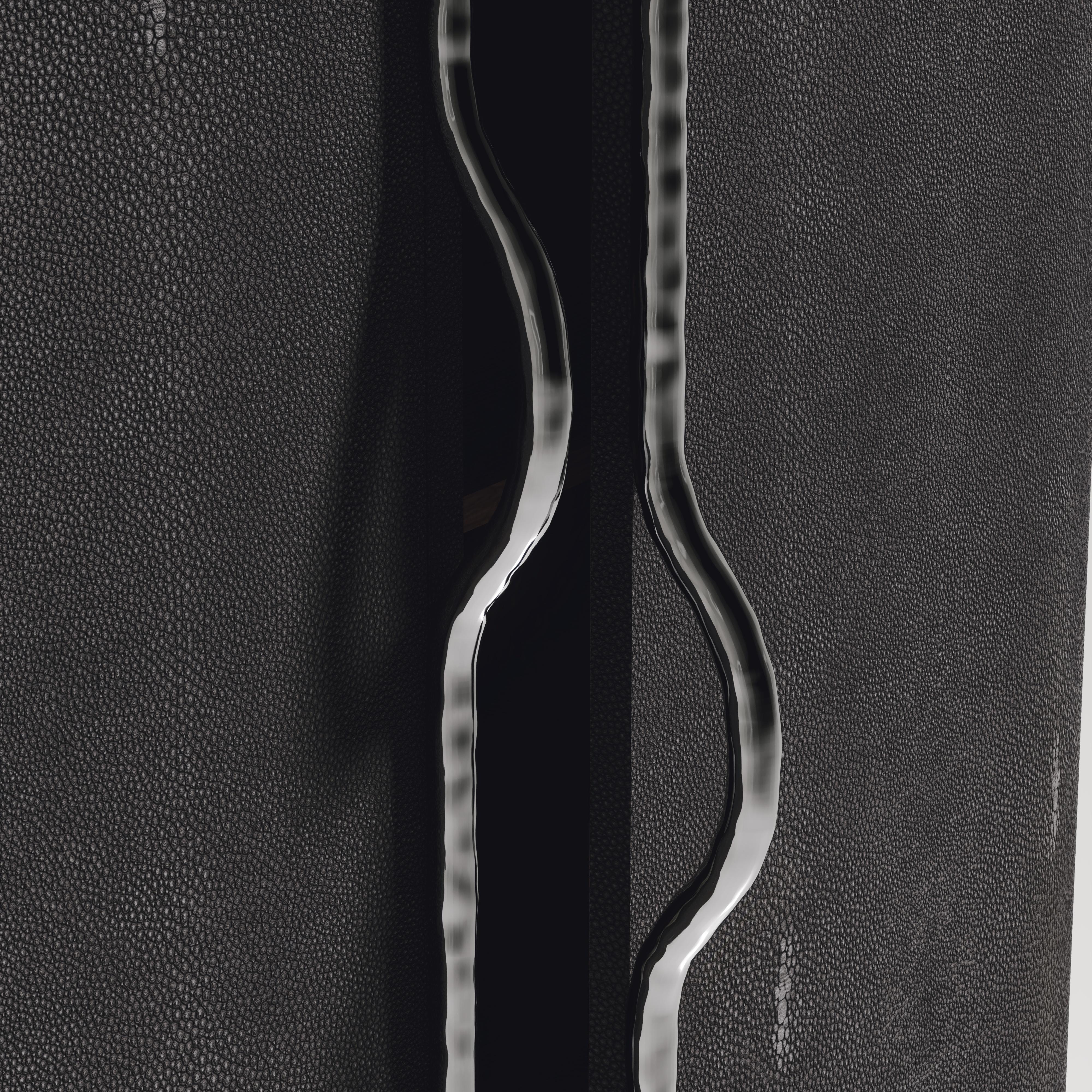 Laiton Meuble de rangement de bar en galuchat avec détails en acier inoxydable de finition chromée de R&Y Augousti en vente