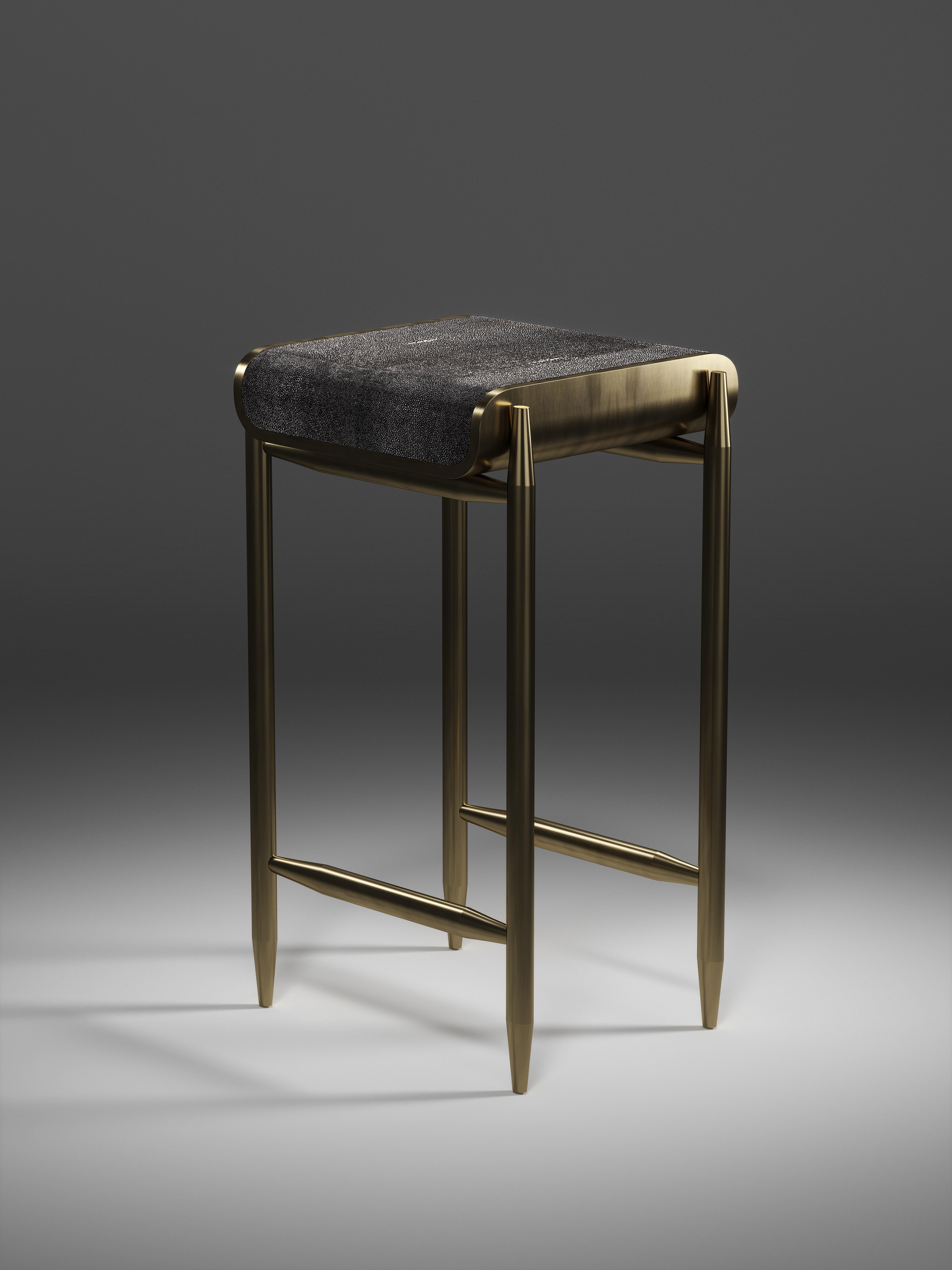 Tabouret de bar en galuchat avec détails en laiton bronze-patina de Kifu Paris en vente 4