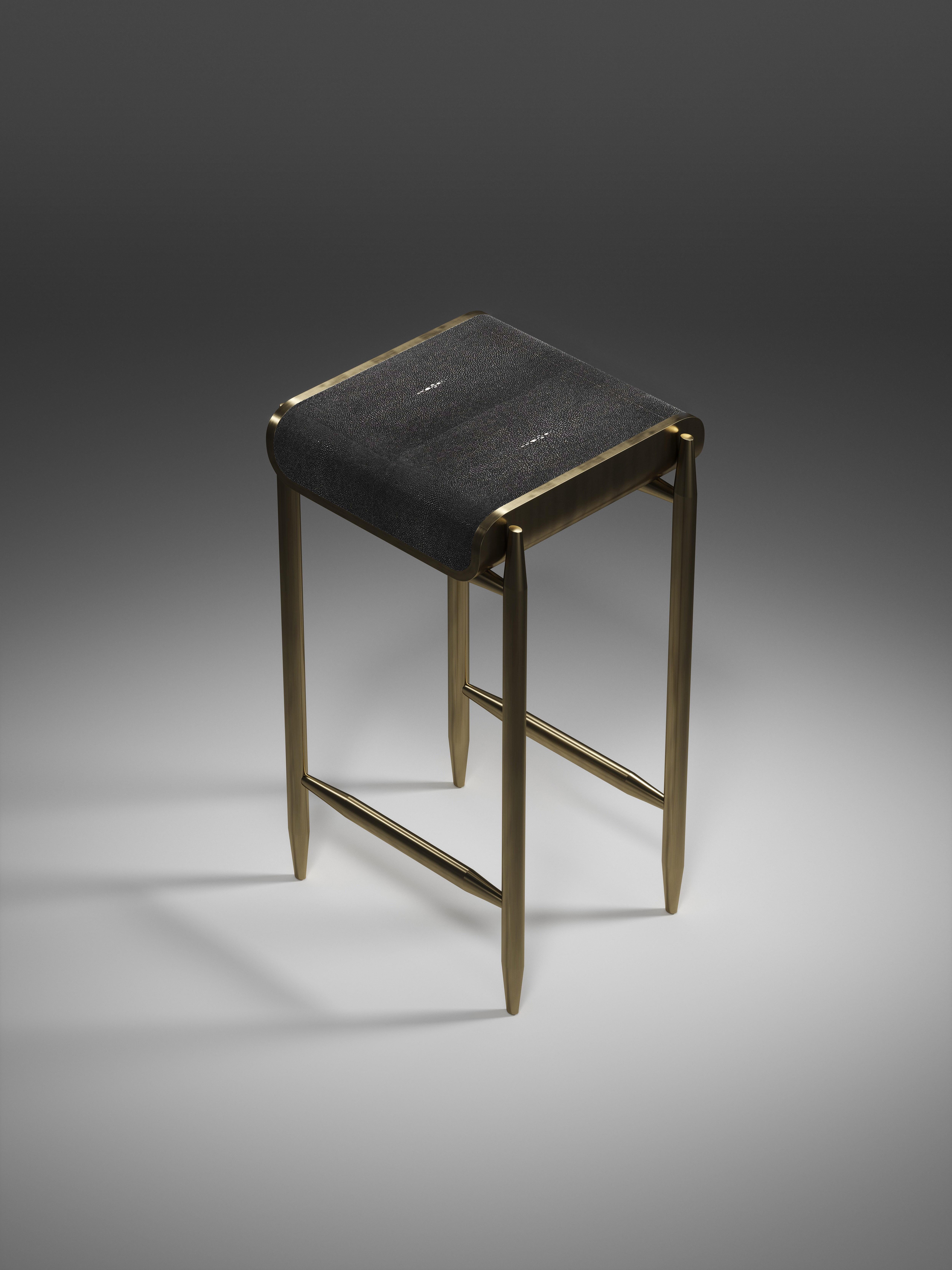 Tabouret de bar en galuchat avec détails en laiton bronze-patina de Kifu Paris en vente 5