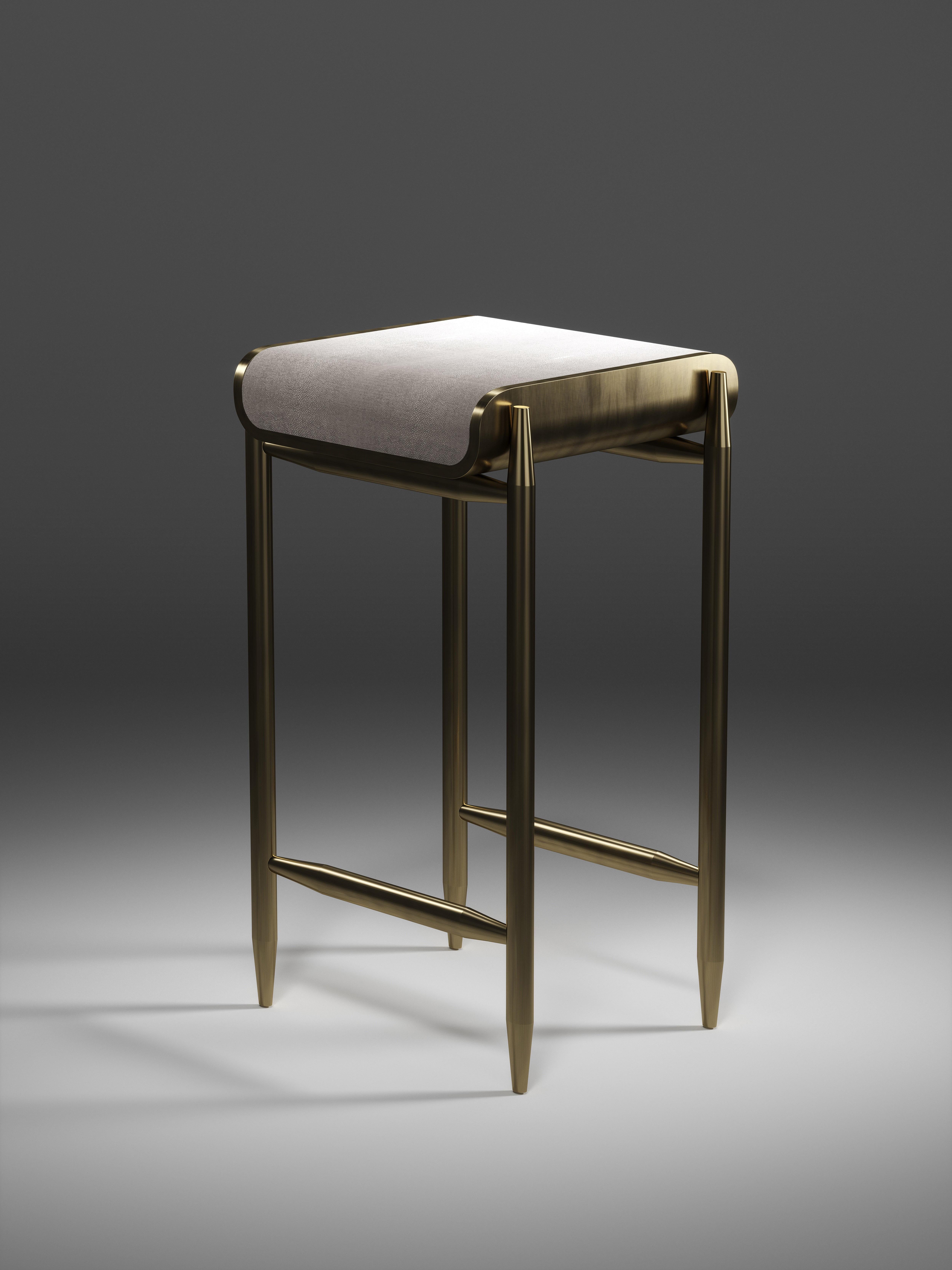 XXIe siècle et contemporain Tabouret de bar en galuchat avec détails en laiton bronze-patina de Kifu Paris en vente