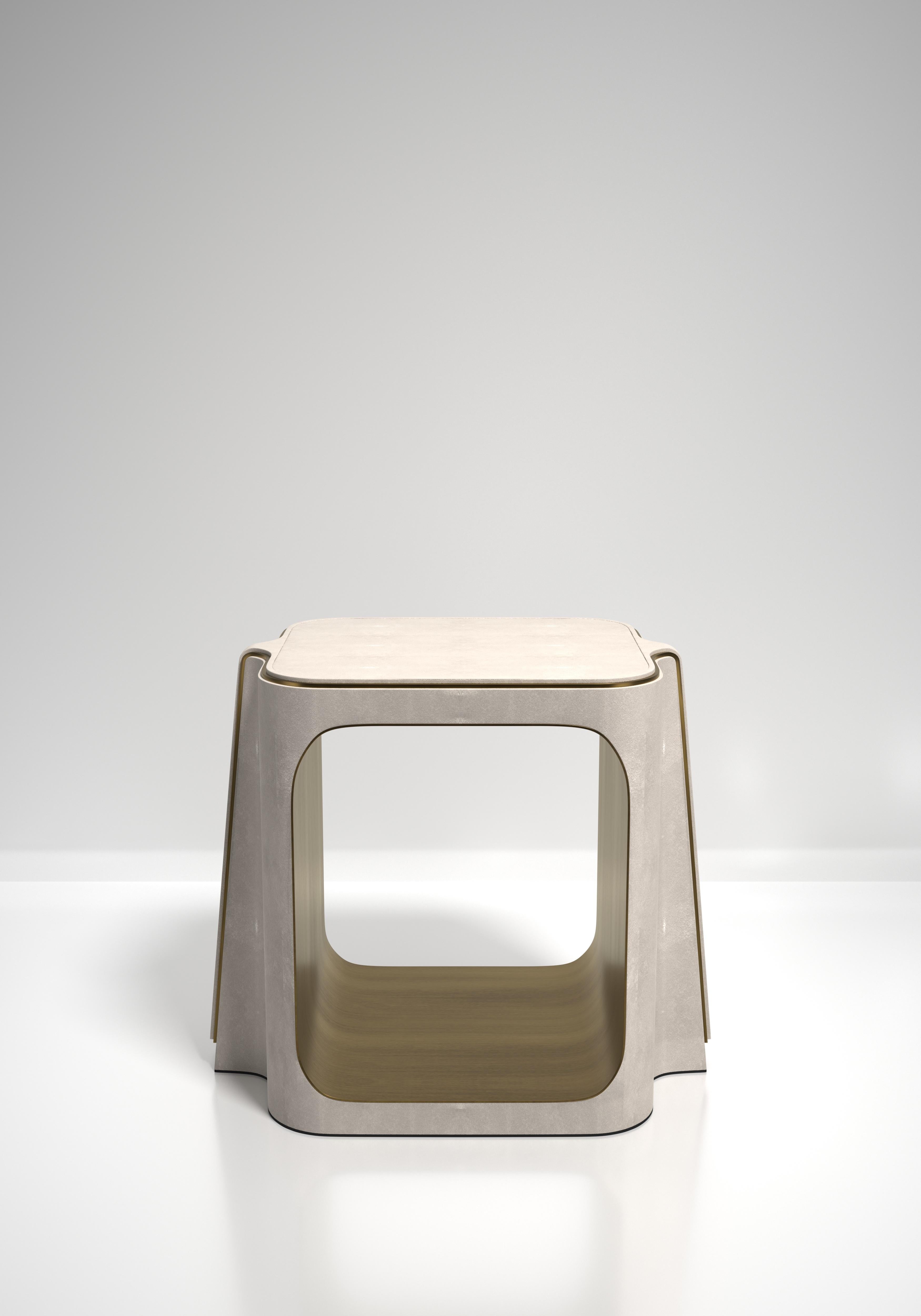 Table de chevet en galuchat avec détails en laiton patiné par R&Y Augousti en vente 9