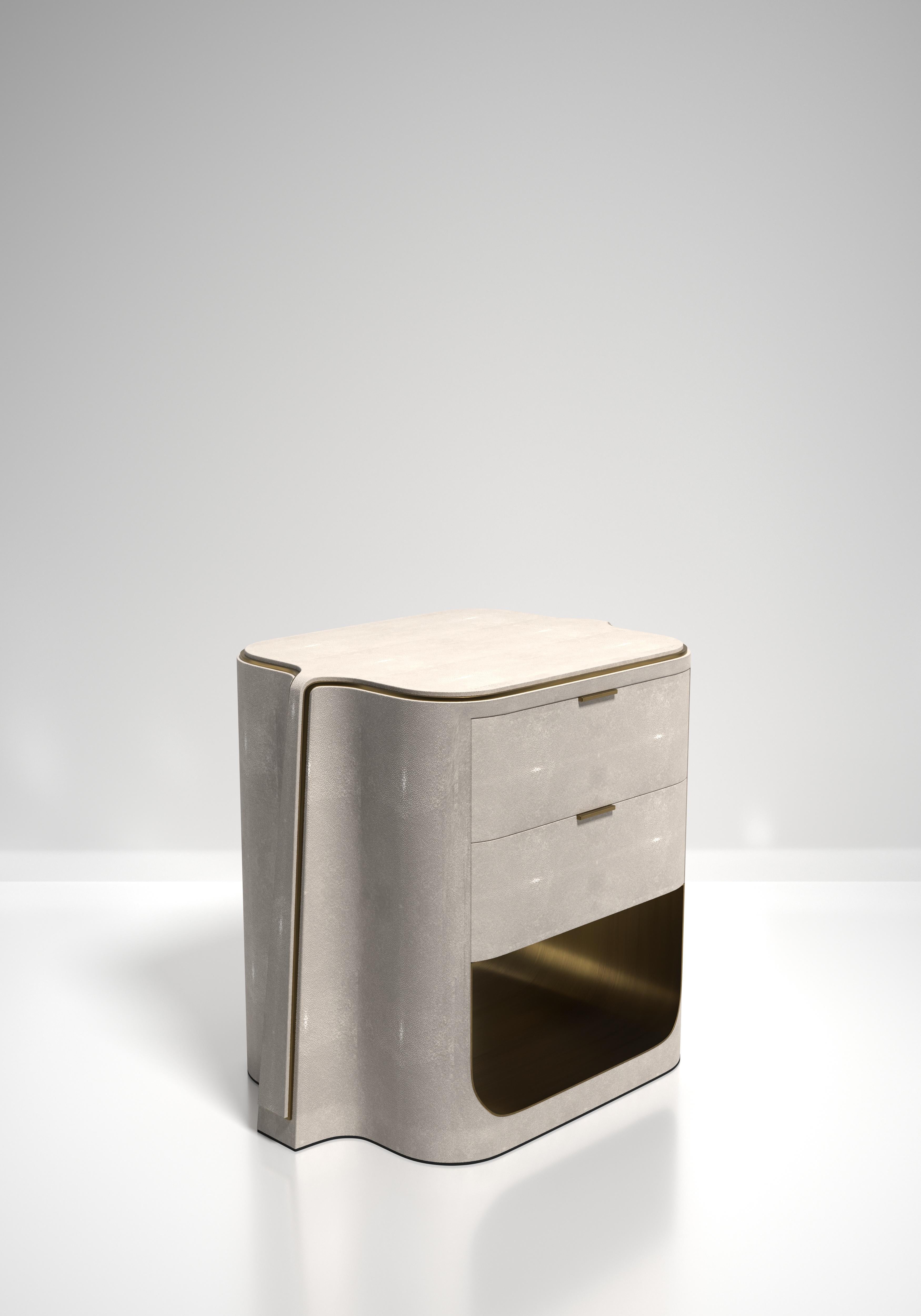 Art déco Table de chevet en galuchat avec détails en laiton patiné par R&Y Augousti en vente