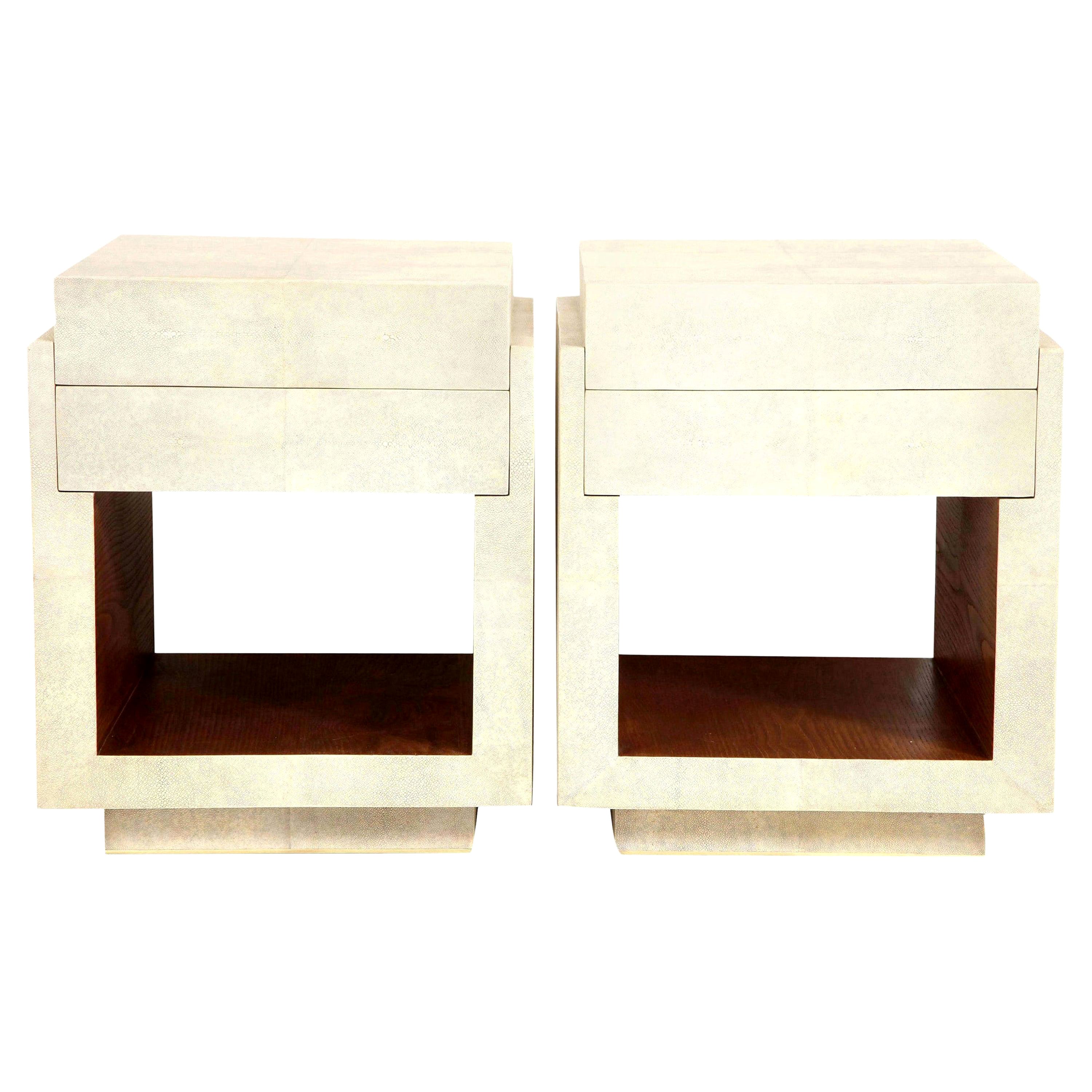 Comodini e tavolini in zigrino, zigrino color crema e legno di palma, nuovi