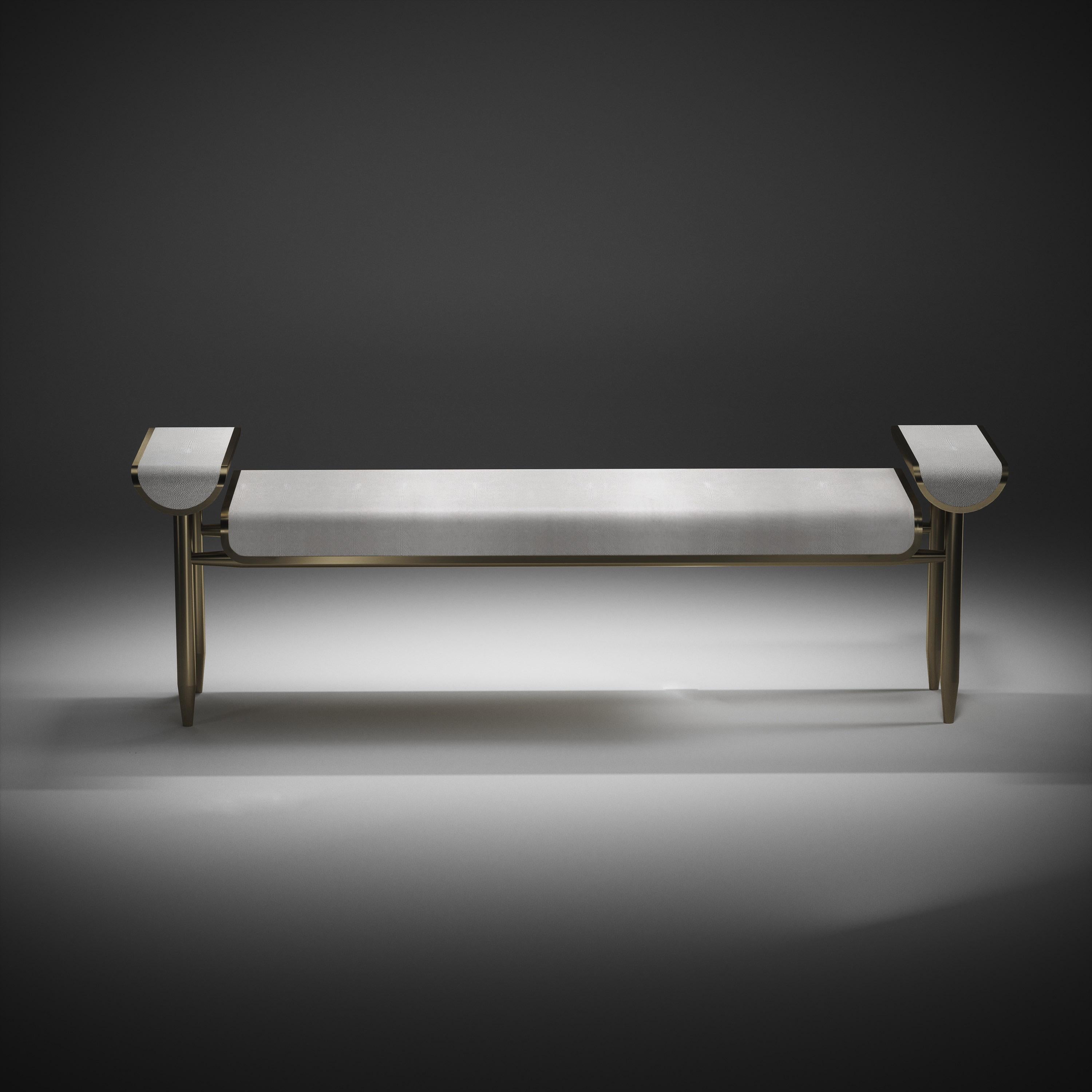 Banc en galuchat avec détails en laiton patiné par Kifu Paris en vente 4