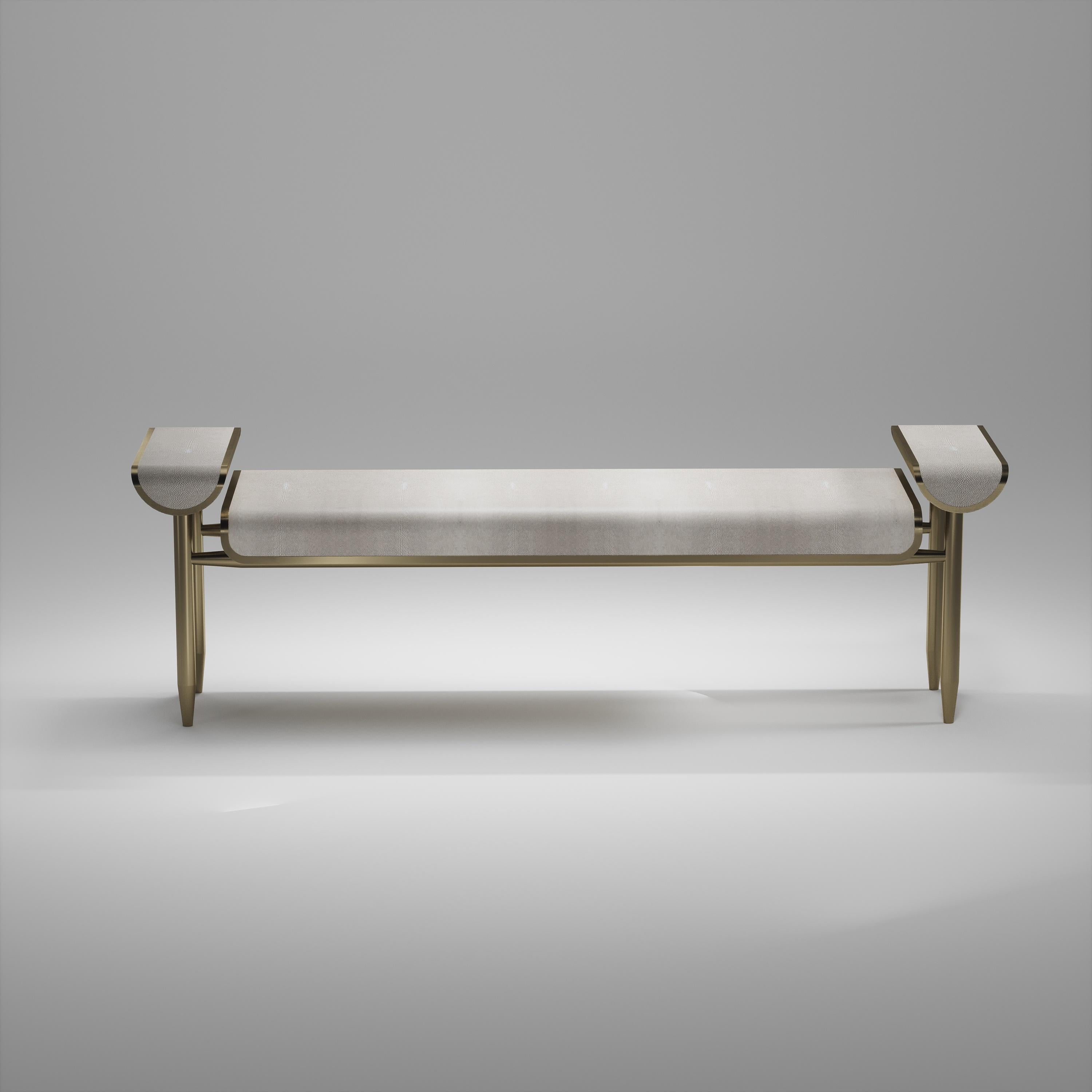 Inspiriert von der originalen Dandy-Bank von Kifu Paris (siehe Bilder am Ende des Dias), ist die Dandy II Tabletop Bench die ultimative Luxus-Sitzgelegenheit. Die Sitzfläche ist mit cremefarbenem Chagrin eingelegt, und der Rahmen, die Beine und die