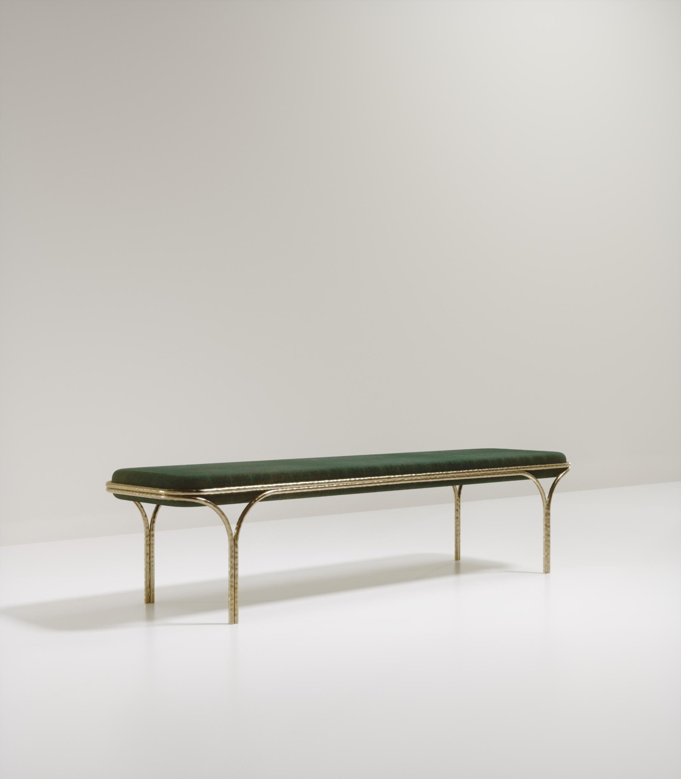 Le banc Arianne de R&Y Augousti est une pièce élégante pour tout espace. Le siège en galuchat vert, aux bords incurvés, repose sur un cadre organique en bronze-patine. Le cadre et les pieds complexes ont un effet de 