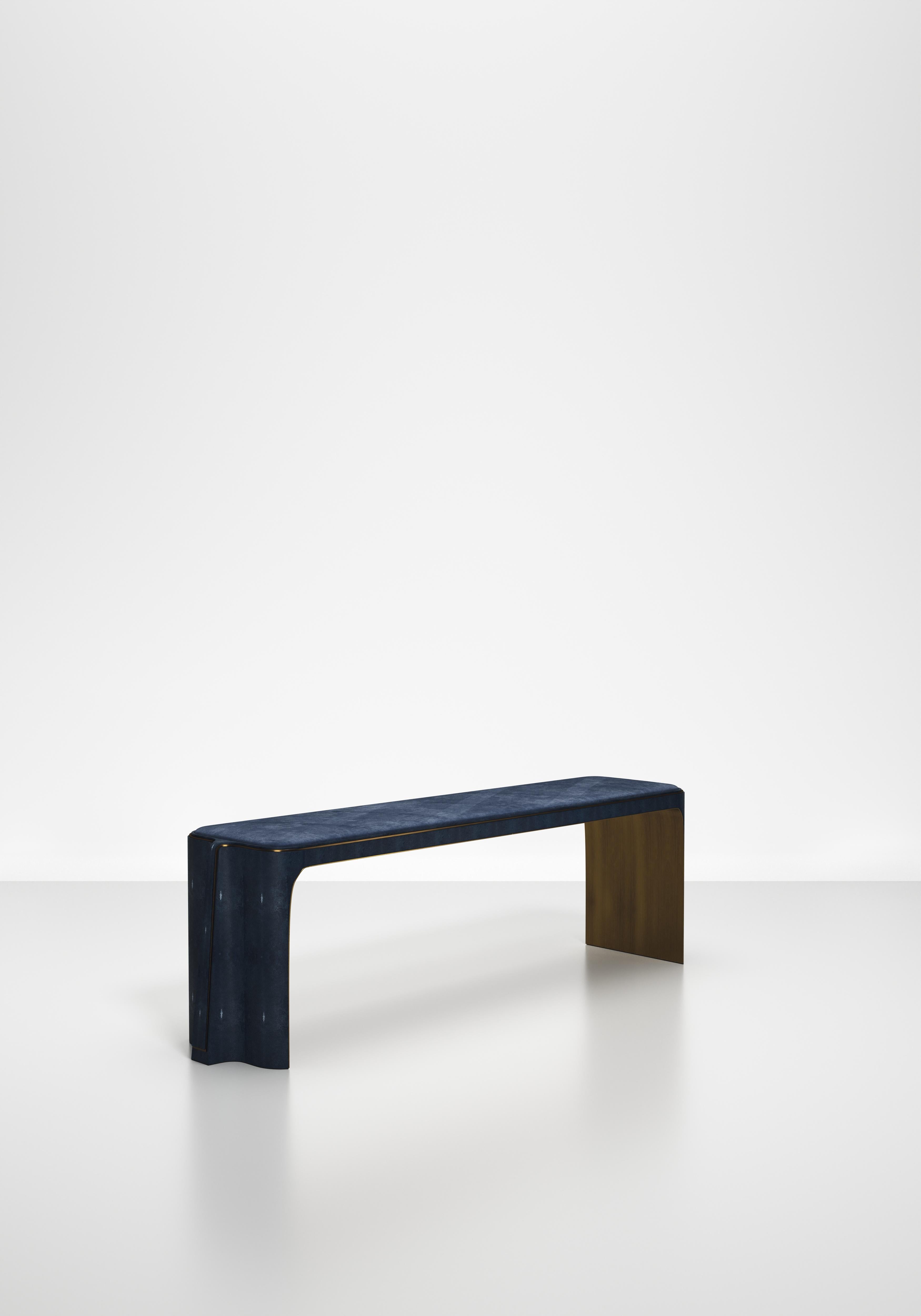La marca, con sede en París, se ha distinguido desde su lanzamiento por su icónico uso del shagreen mezclado con latón y otros materiales exóticos. Todos los muebles están hechos a mano por artesanos expertos, lo que hace que cada pieza sea única,