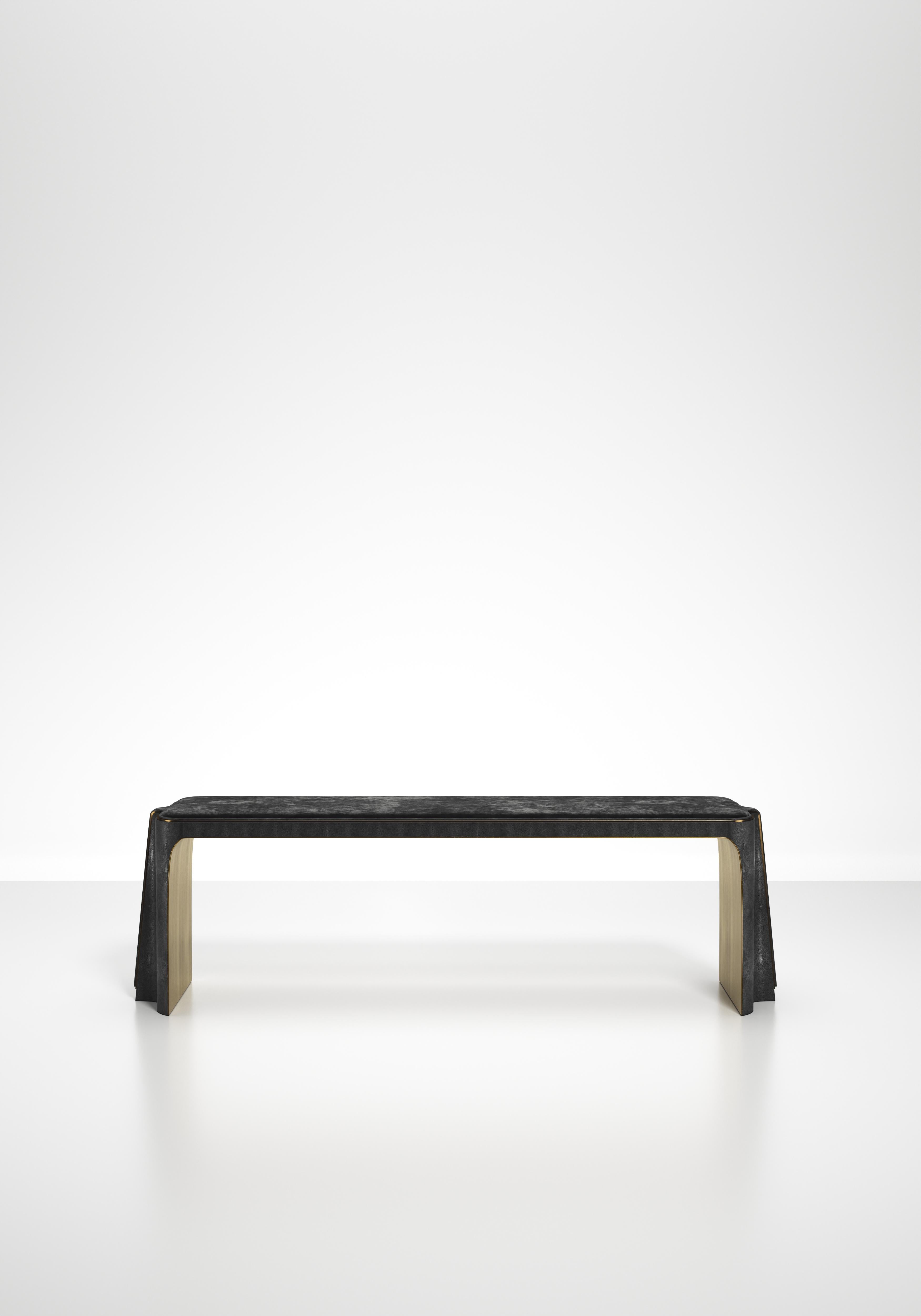 La marca, con sede en París, se ha distinguido desde su lanzamiento por su icónico uso del shagreen mezclado con latón y otros materiales exóticos. Todos los muebles están hechos a mano por artesanos expertos, lo que hace que cada pieza sea única,