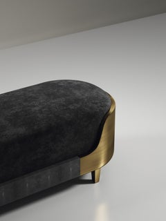 Banc en galuchat avec détails en laiton Patina par R&Y Augousti