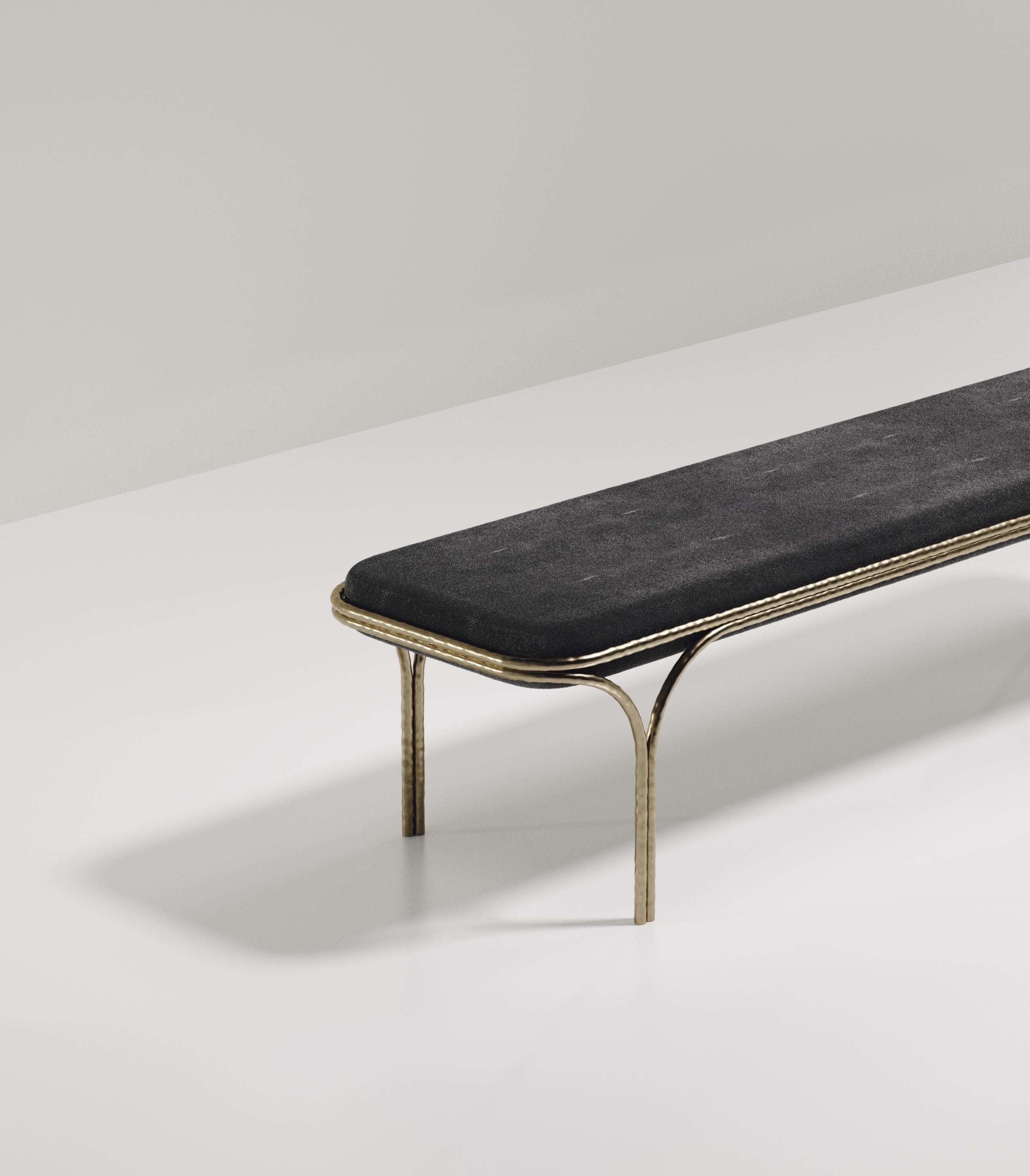 Panchina in zigrino con dettagli in ottone patinato bronzo di R & Y Augousti In condizioni Nuovo in vendita a New York, NY