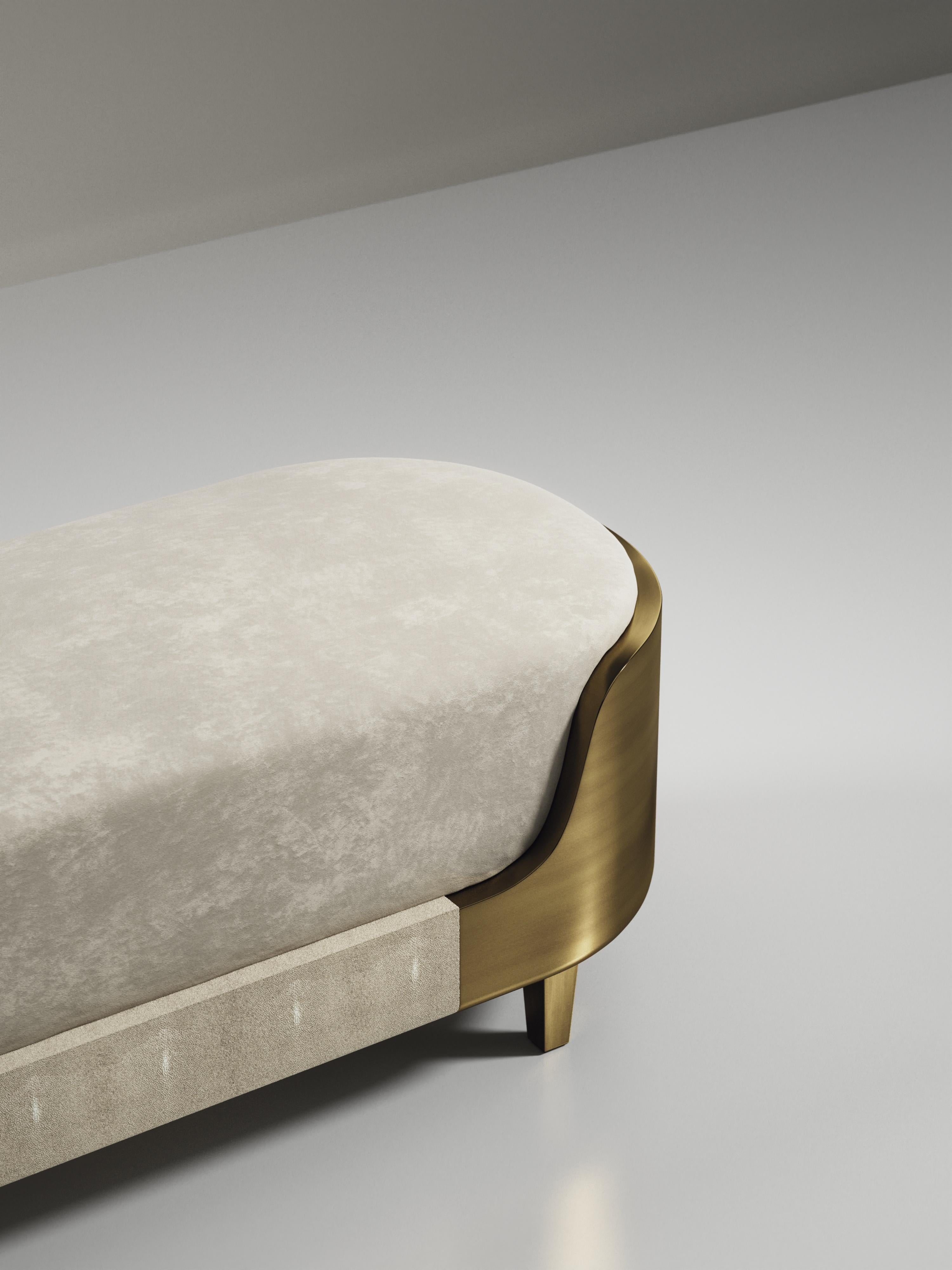 XXI secolo e contemporaneo Panchina in zigrino con dettagli in ottone patinato bronzo di R & Y Augousti in vendita