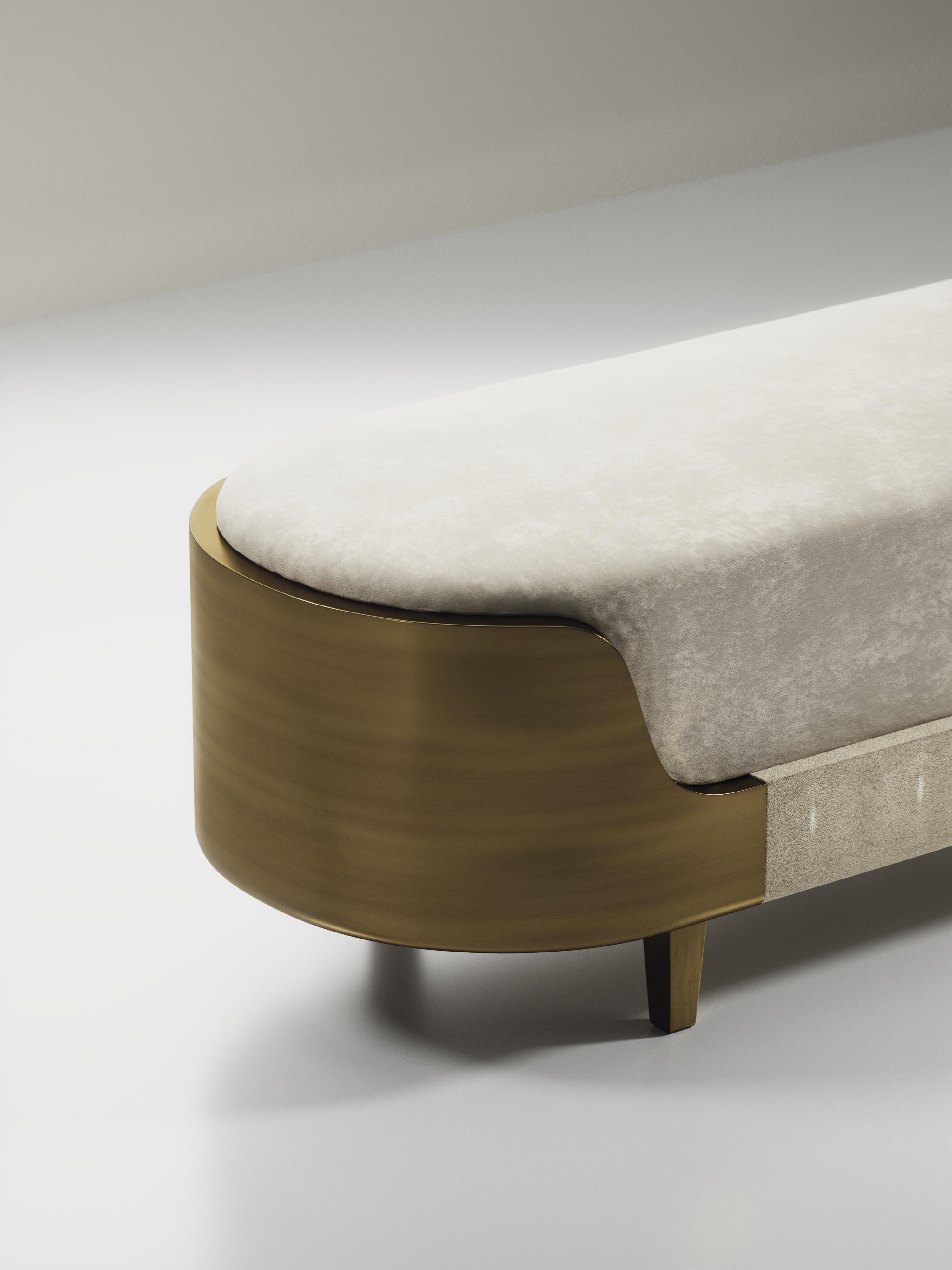 XXI secolo e contemporaneo Panchina in zigrino con dettagli in ottone patinato bronzo di R & Y Augousti in vendita