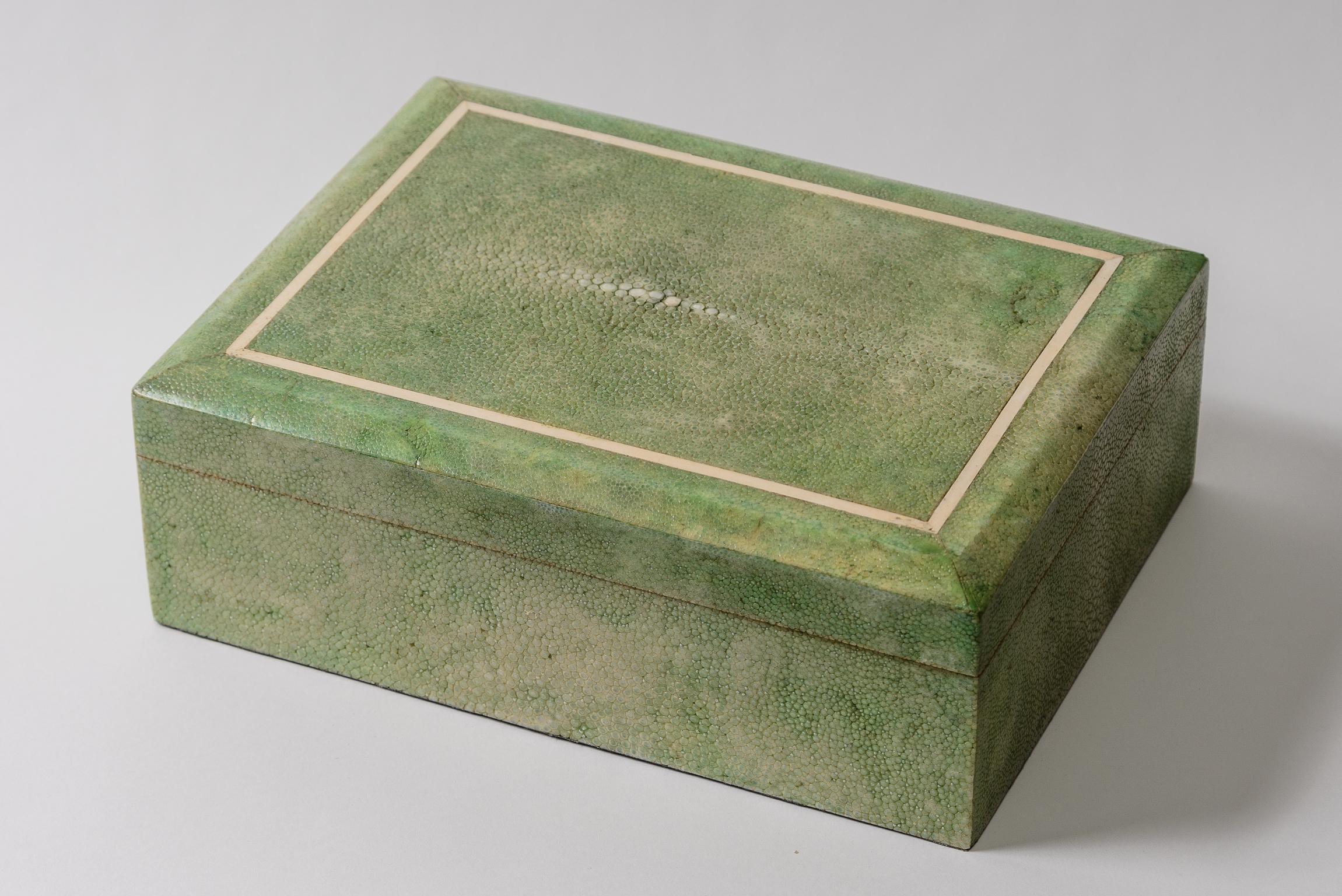 Grünes Zottelgrün Box
Mahagoni-Interieur
Kunstknochen-Inlay