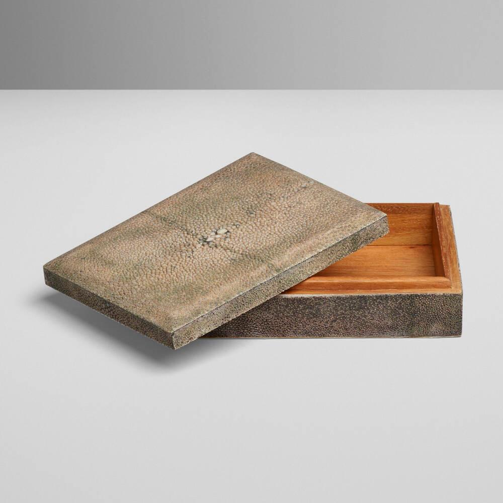A la manière de Clément ROUSSEAU
Boîte à couvercle
c. 1925
Galuchat sur bois
1¾ h × 5⅞ w × 4½ d in (4 × 15 × 11 cm)