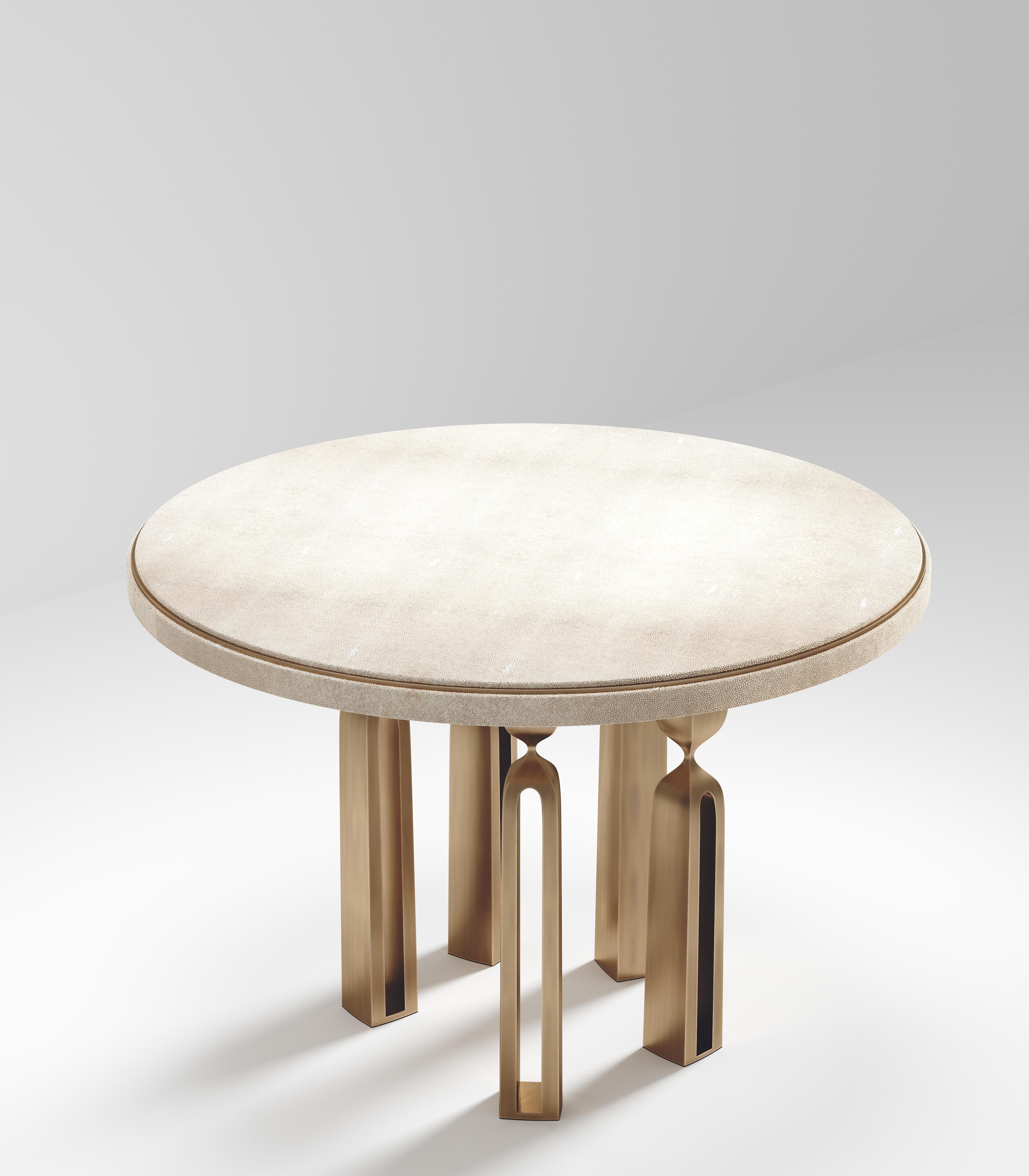 Inspirée par la lampe originale Rhapsody, de son fiancé Patrick Coard Paris, Kifu Paris conçoit une table de petit-déjeuner sculpturale comme une ode à sa collection de luminaires iconiques. Le plateau de la table est incrusté de galuchat crème et