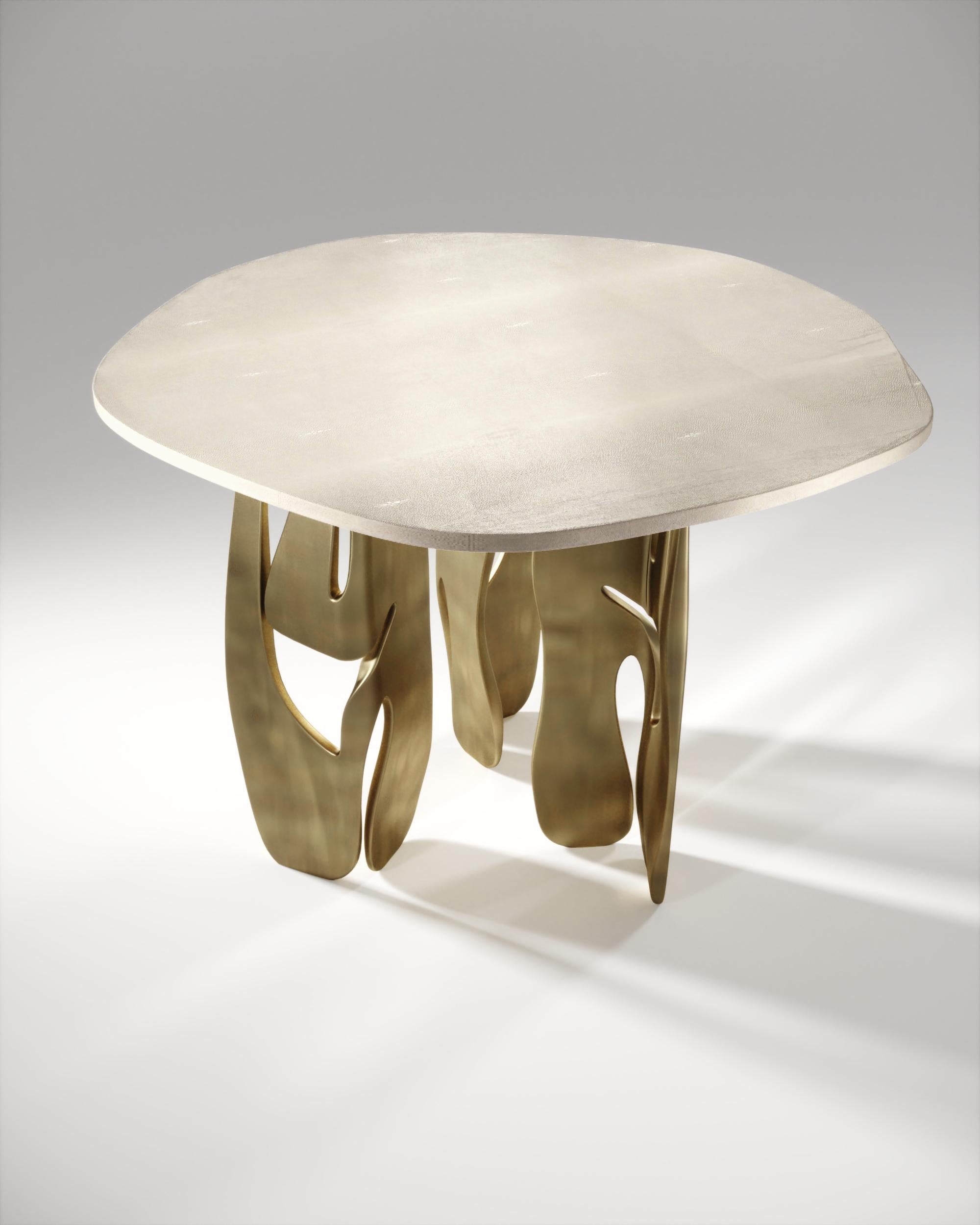 XXIe siècle et contemporain Table de petit déjeuner en galuchat avec pieds sculpturaux en laiton de R & Y Augousti en vente